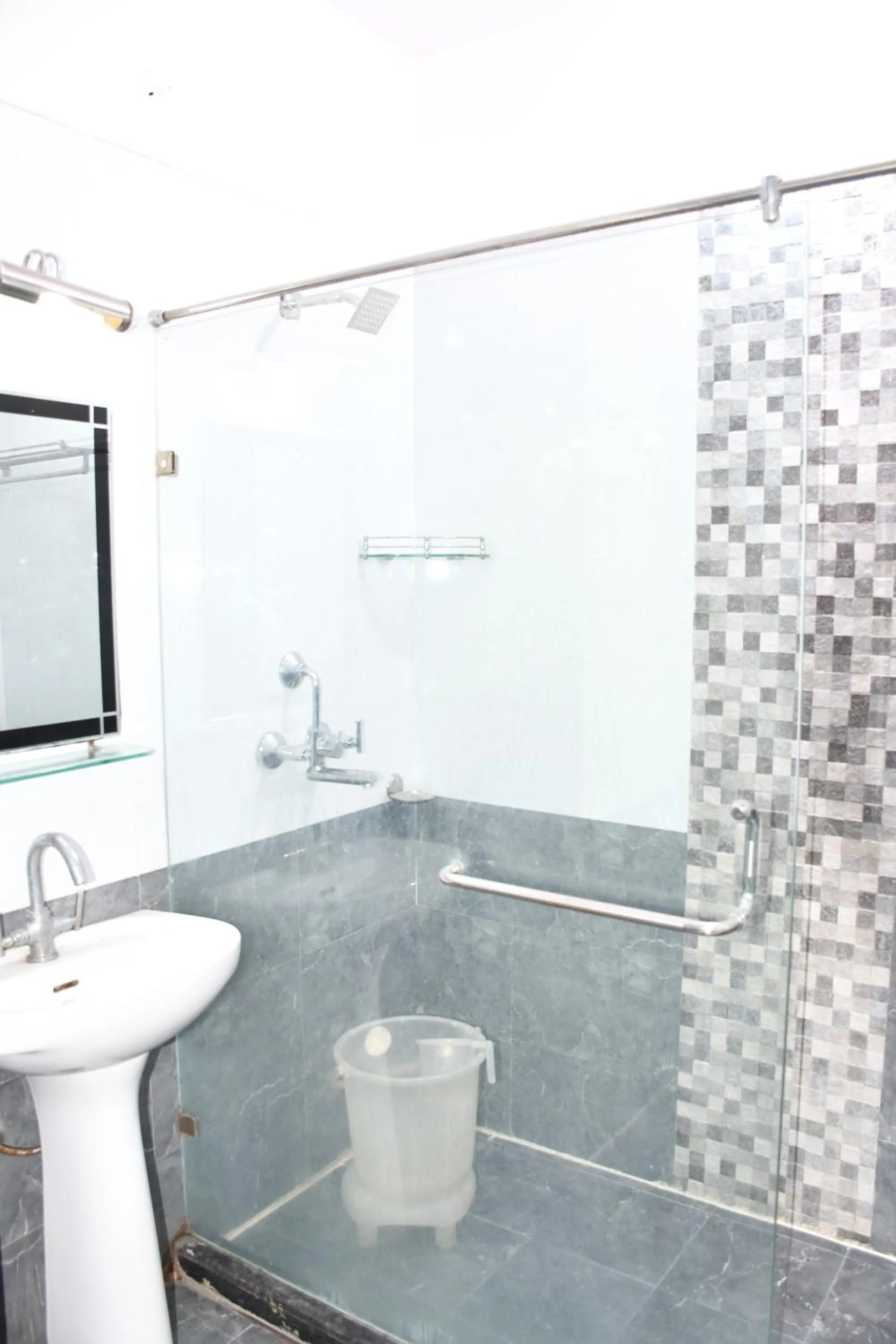 Shower in Hotel Comfort Inn