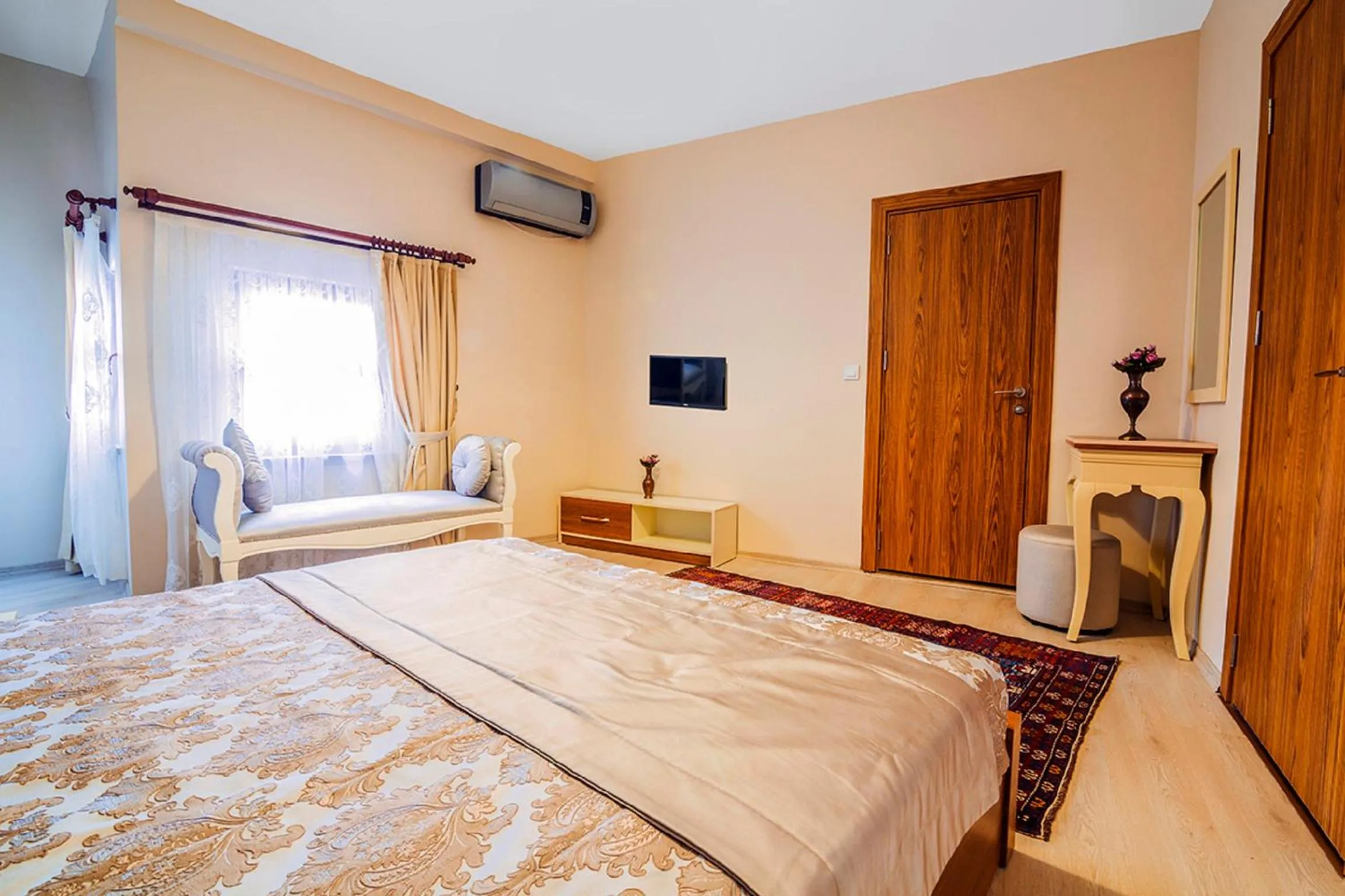 Shower, Bed in Million Old City Apartment