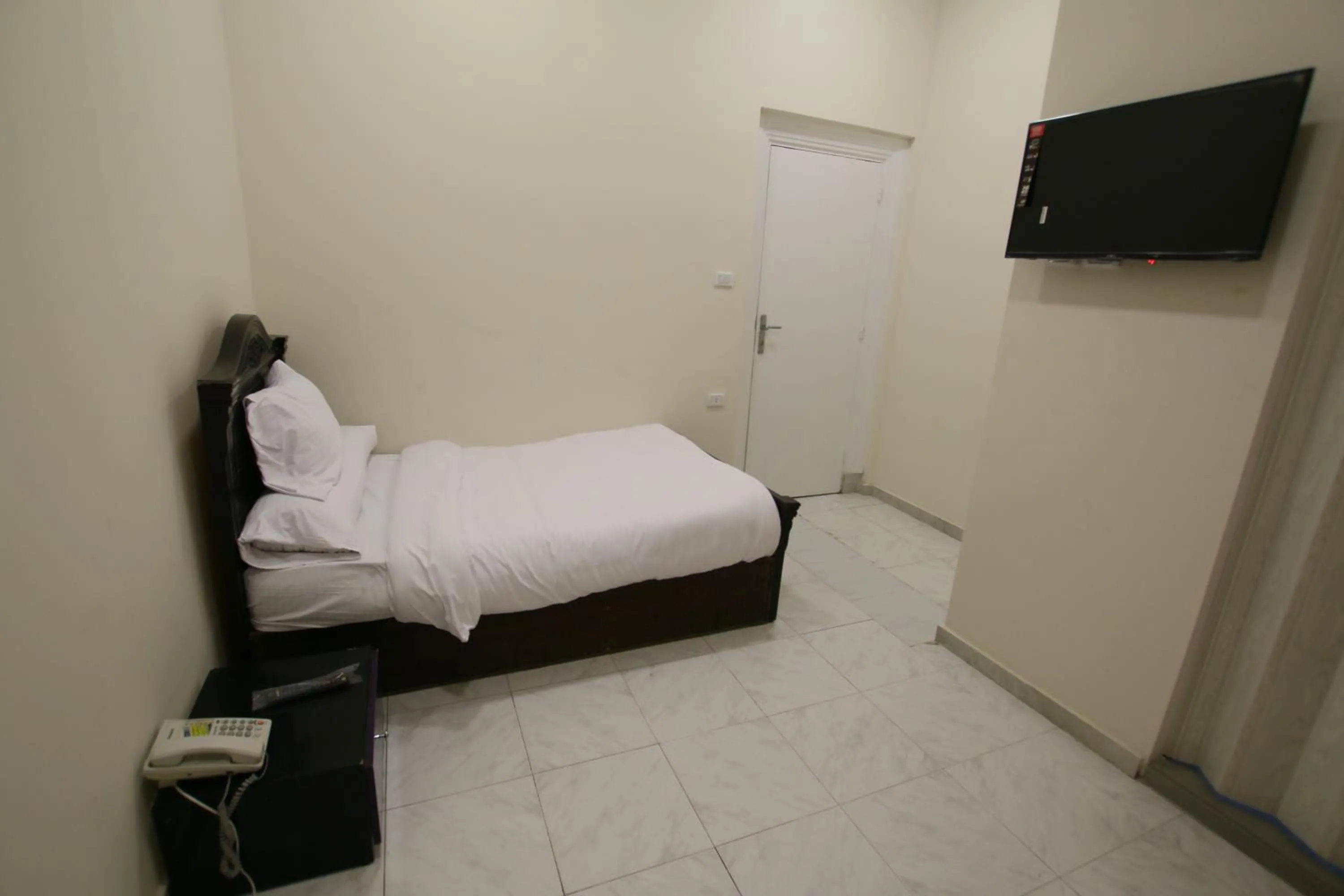 Communal lounge/ TV room, Bed in Cairo Crown Hotel