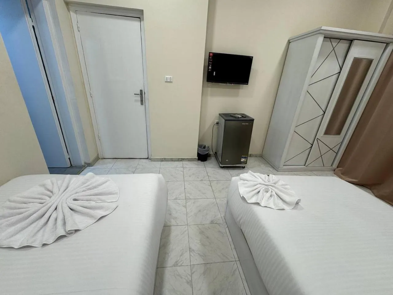 Bed in Cairo Crown Hotel