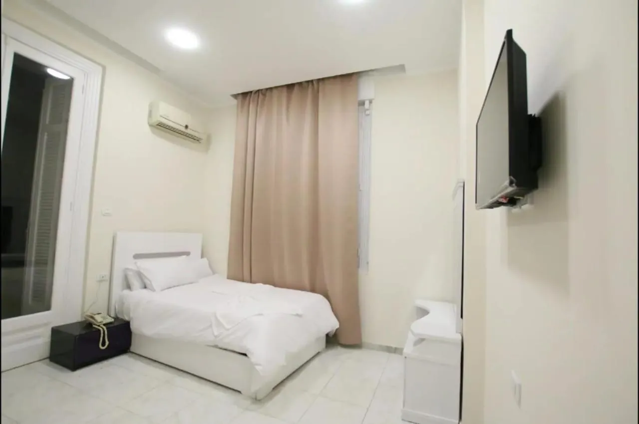 Bed in Cairo Crown Hotel