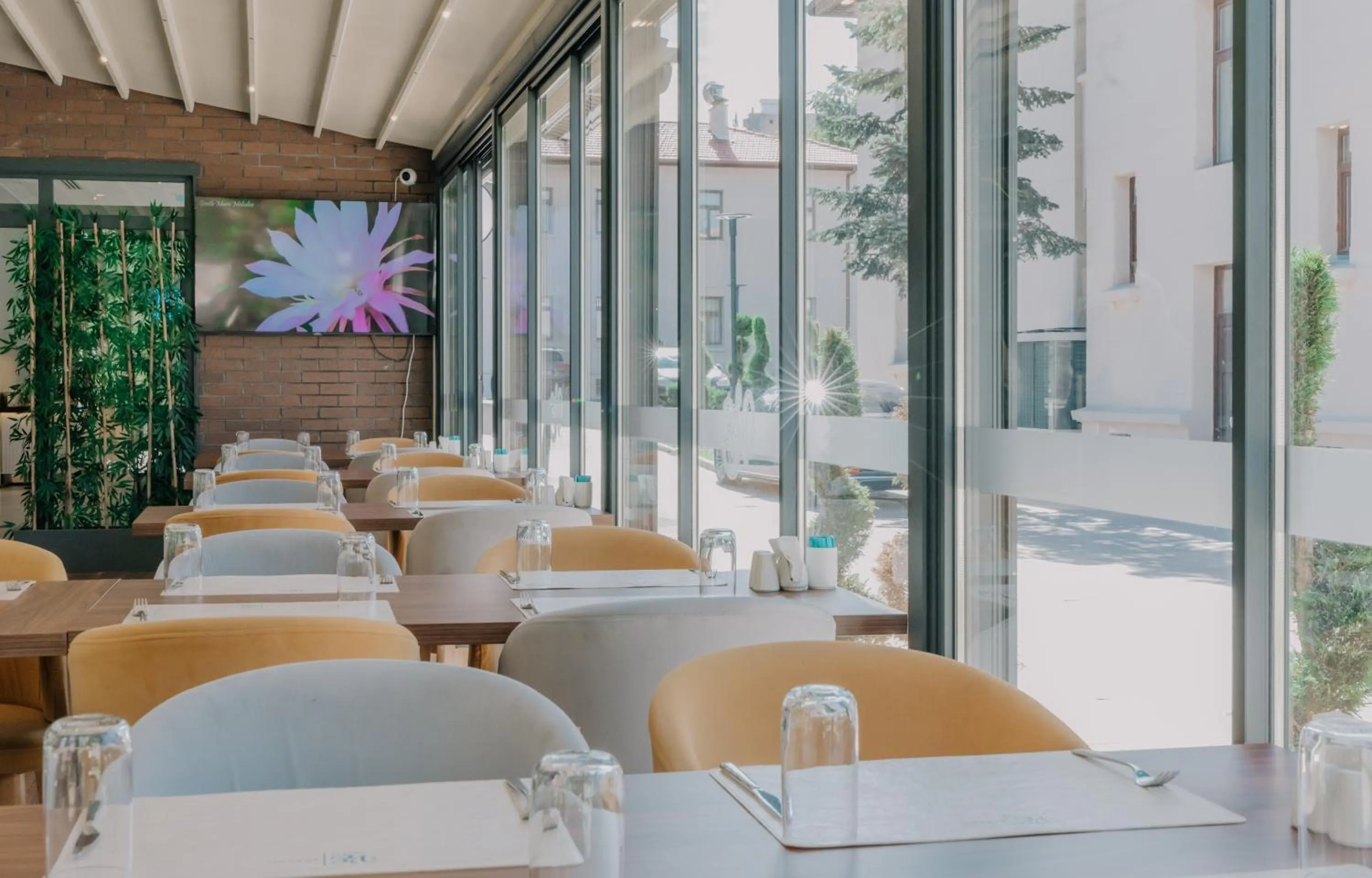 Restaurant/places to eat in VE Hotels Adakale