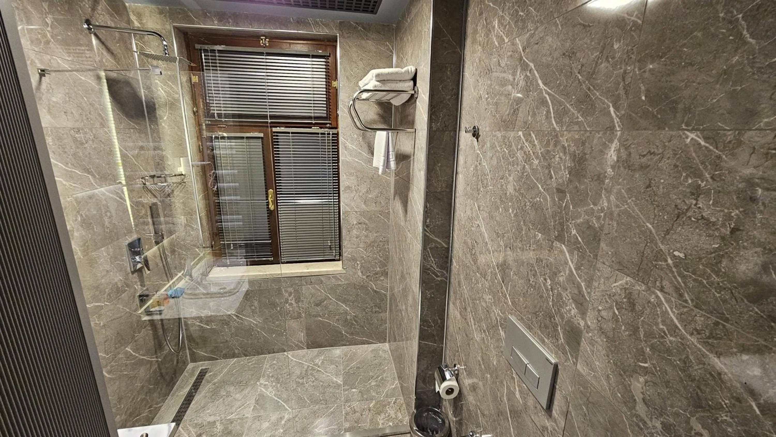 Shower in VE Hotels Adakale