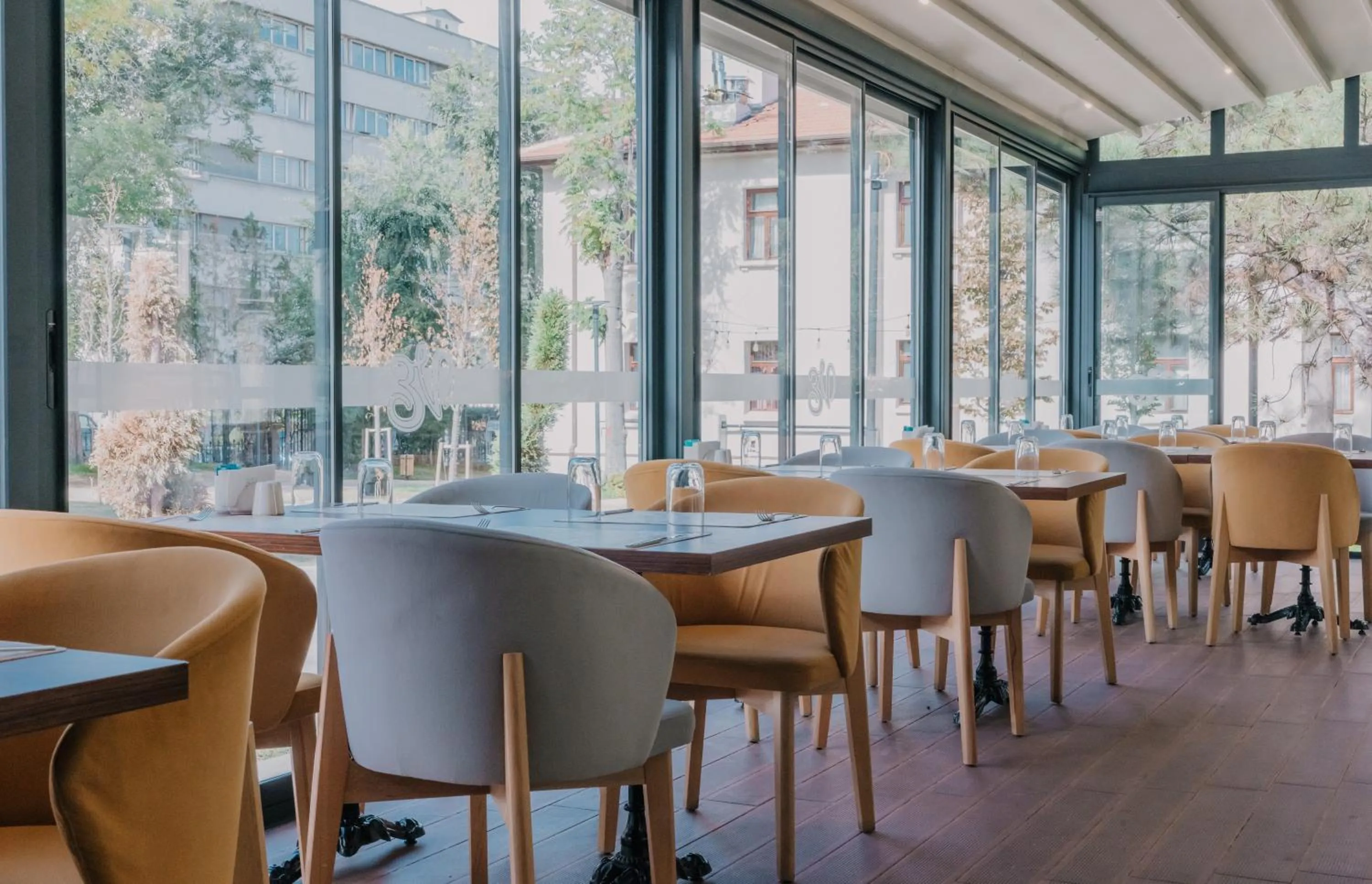 Restaurant/places to eat in VE Hotels Adakale