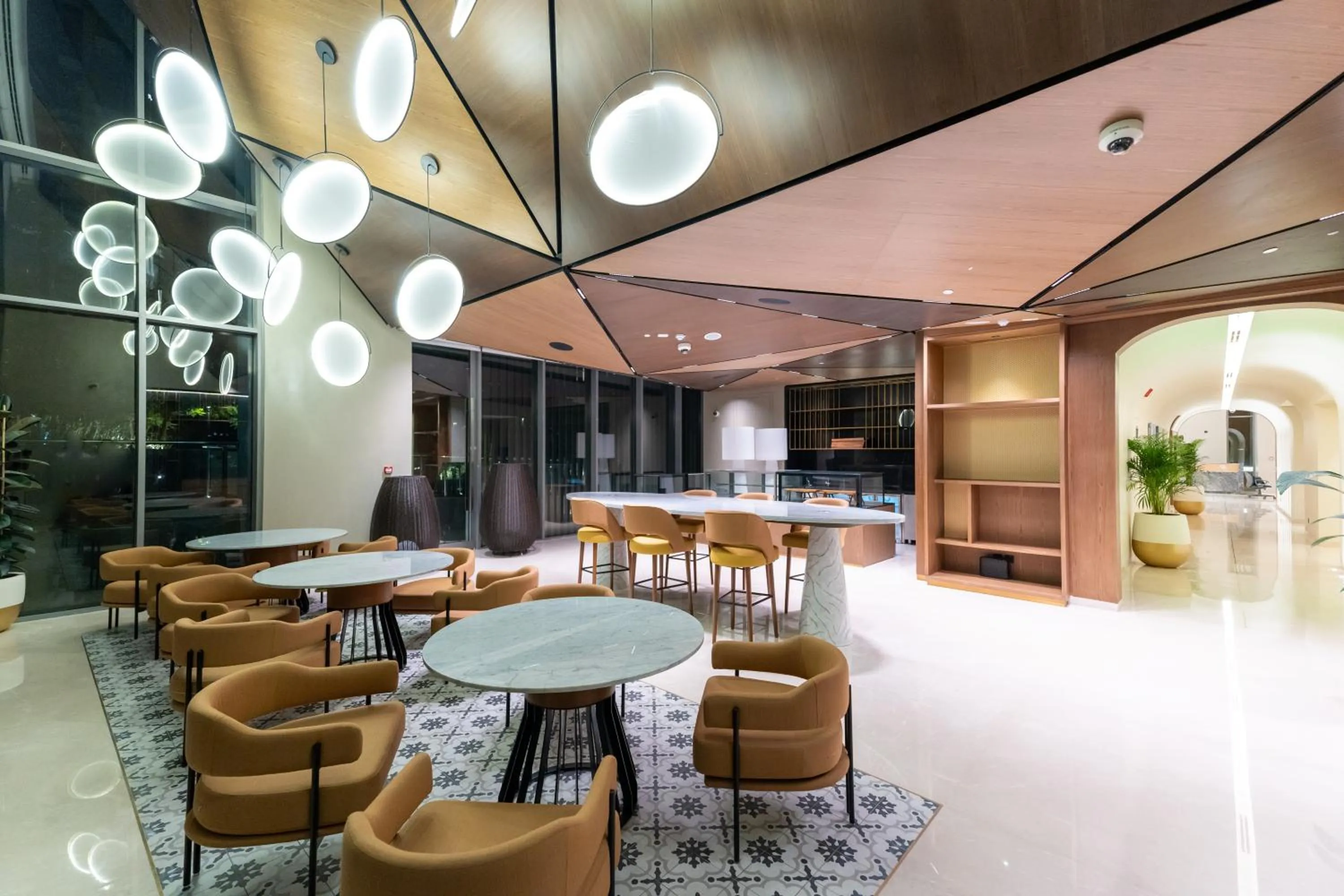 Restaurant/places to eat in Tumbi Hotel Dubai The Palm,Tapestry Collection Hilton