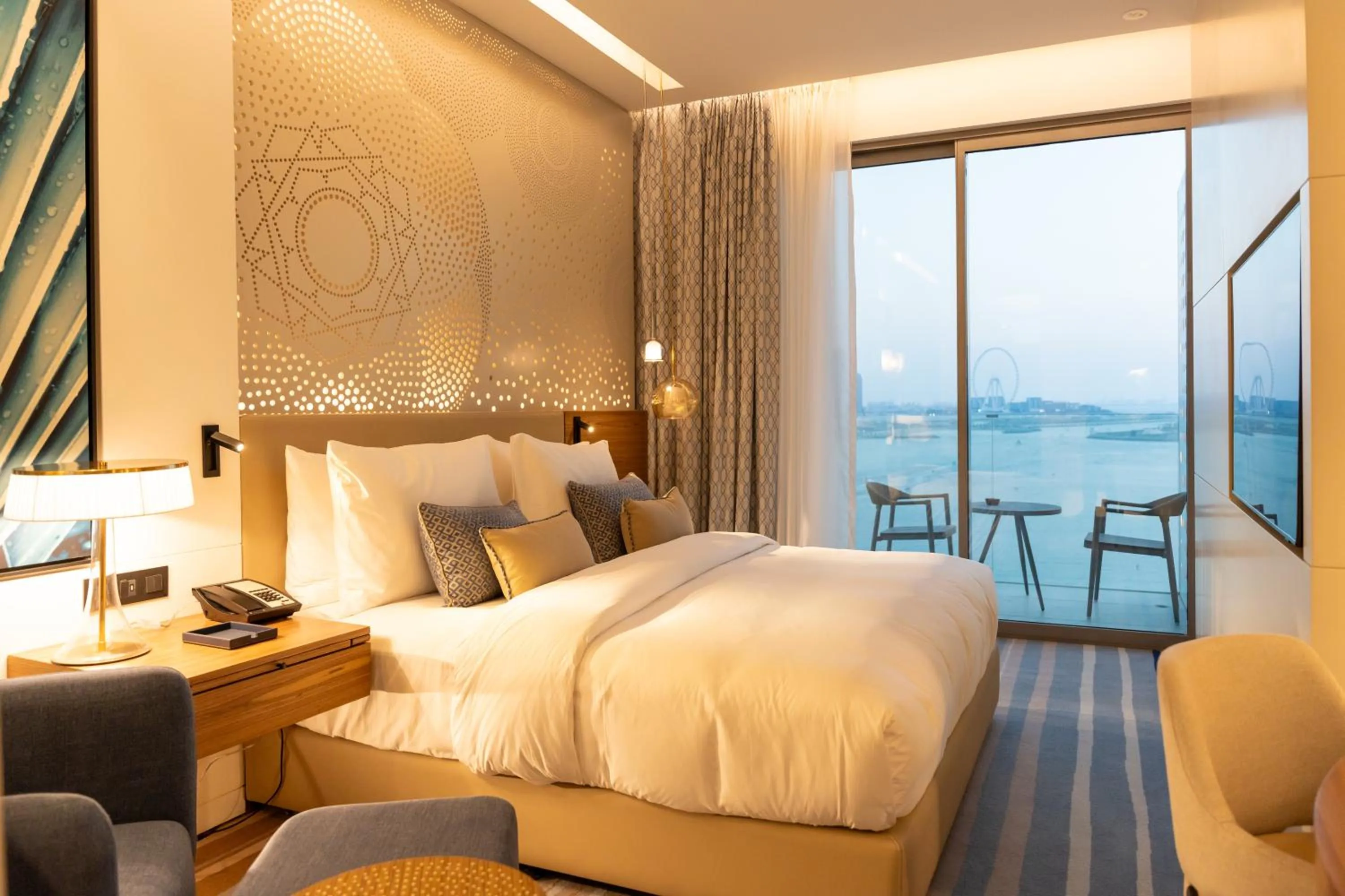 Bed in Tumbi Hotel Dubai The Palm,Tapestry Collection Hilton