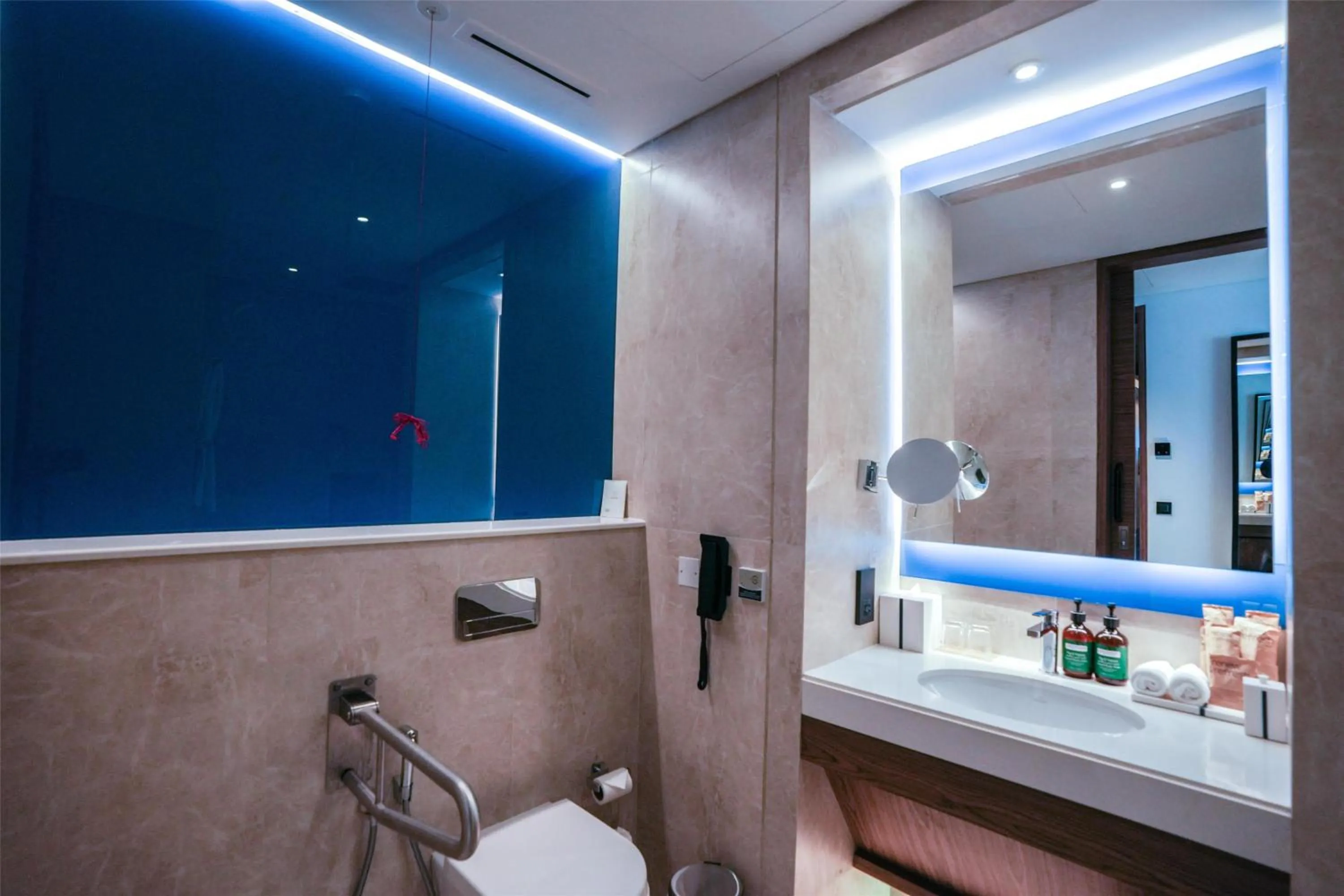 Bathroom in Tumbi Hotel Dubai The Palm,Tapestry Collection Hilton