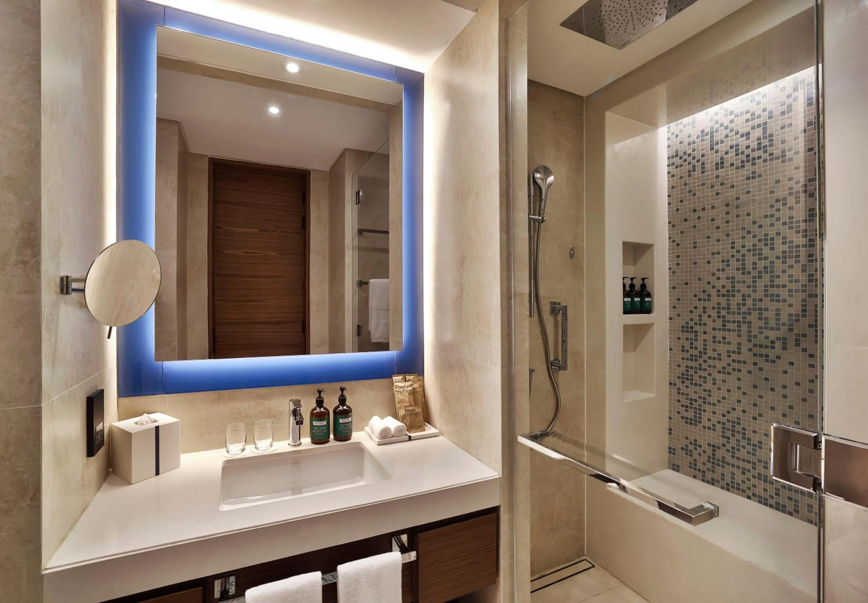 Shower in Tumbi Hotel Dubai The Palm,Tapestry Collection Hilton