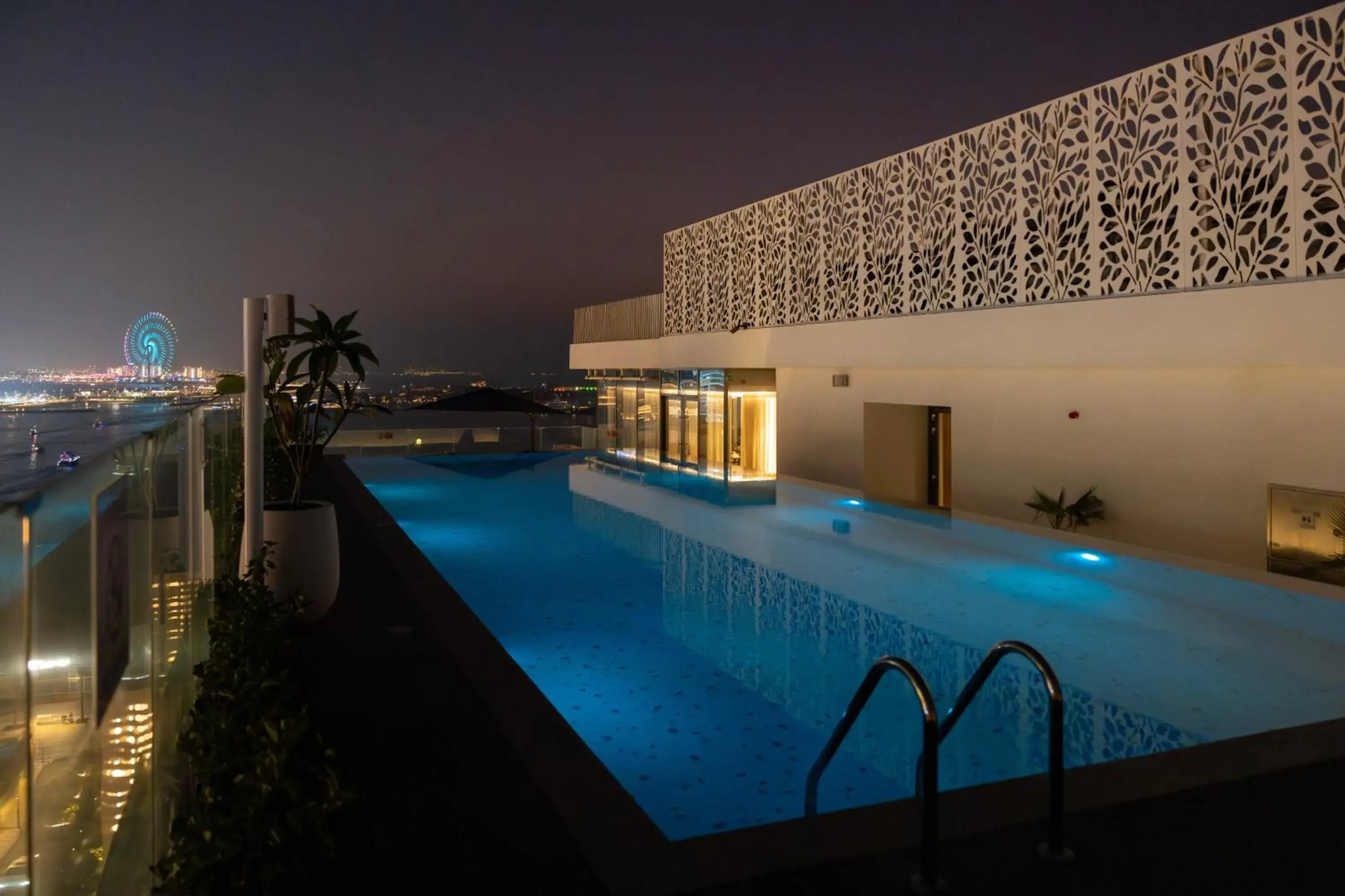 Swimming pool in Tumbi Hotel Dubai The Palm,Tapestry Collection Hilton Swimming pool in Tumbi Hotel Dubai The Palm,Tapestry Collection Hilton