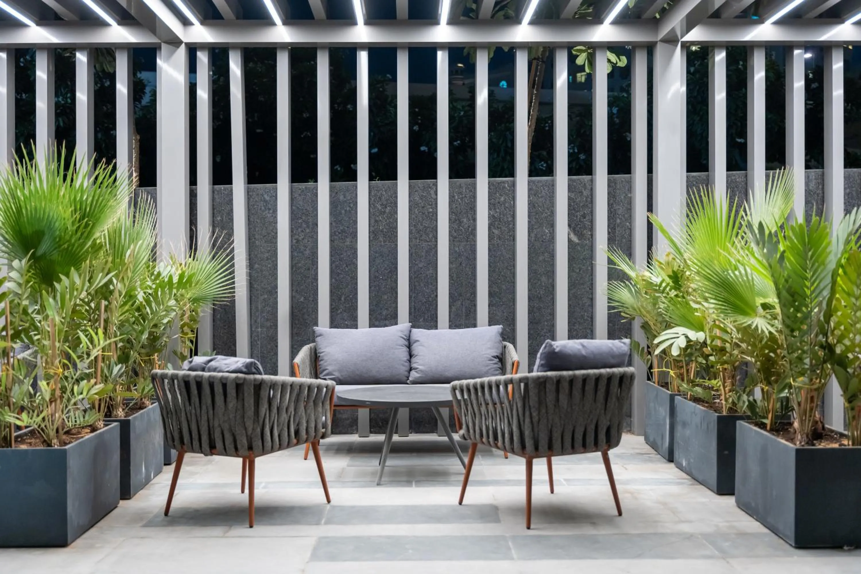 Restaurant/places to eat in Tumbi Hotel Dubai The Palm,Tapestry Collection Hilton