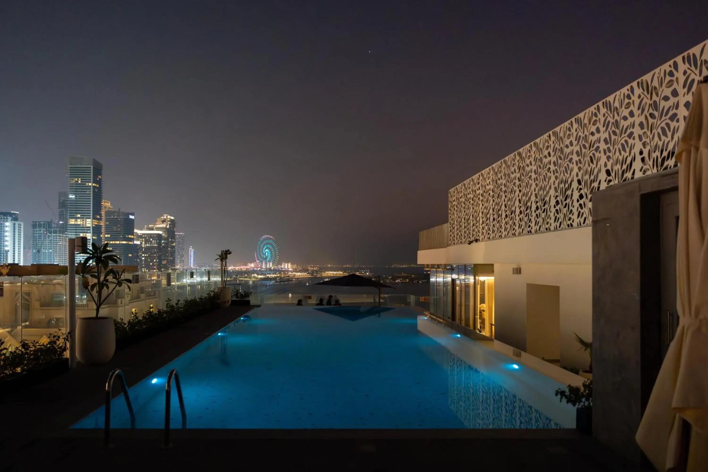 Swimming pool in Tumbi Hotel Dubai The Palm,Tapestry Collection Hilton Swimming pool in Tumbi Hotel Dubai The Palm,Tapestry Collection Hilton