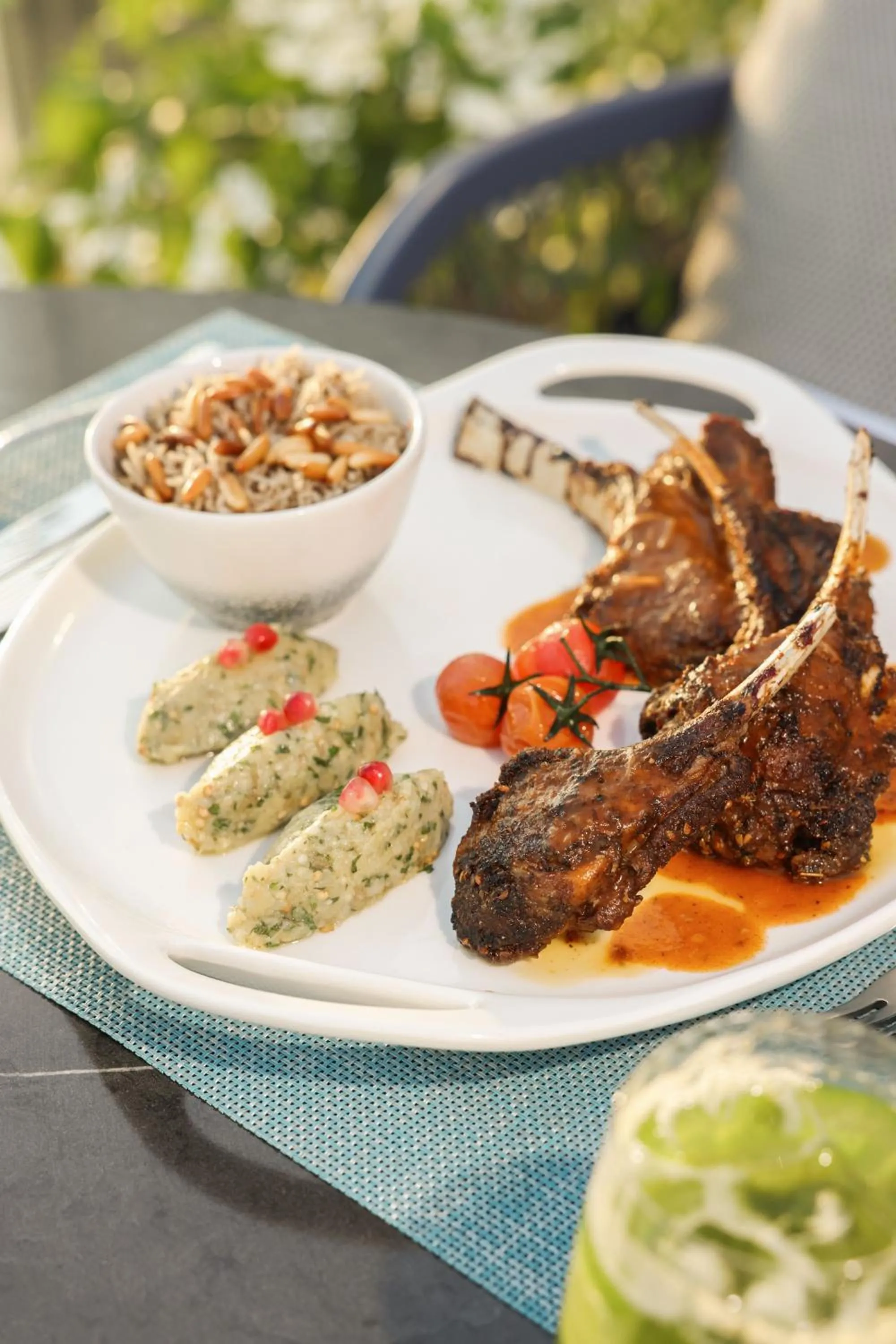 Restaurant/places to eat in Tumbi Hotel Dubai The Palm,Tapestry Collection Hilton