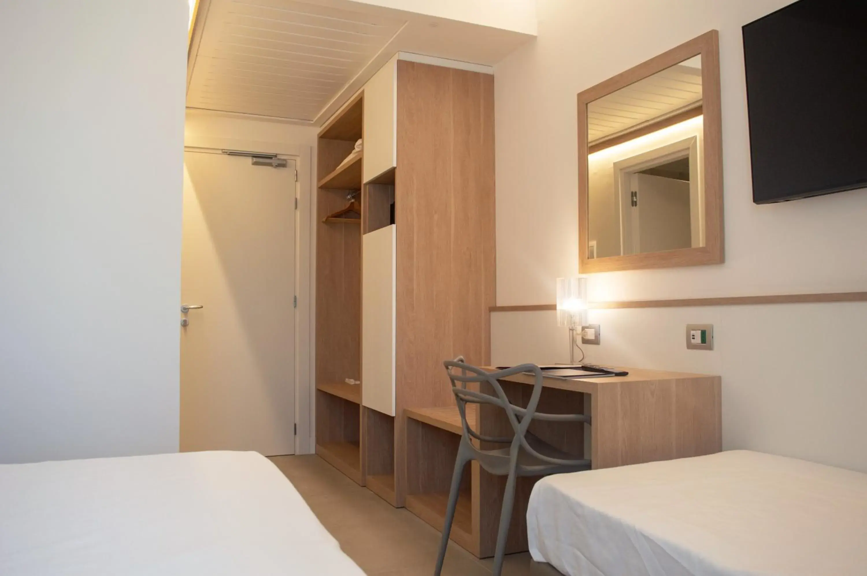 Elegance Triple Room Dependence in Hotel Cerere Elegance Triple Room Dependence in Hotel Cerere