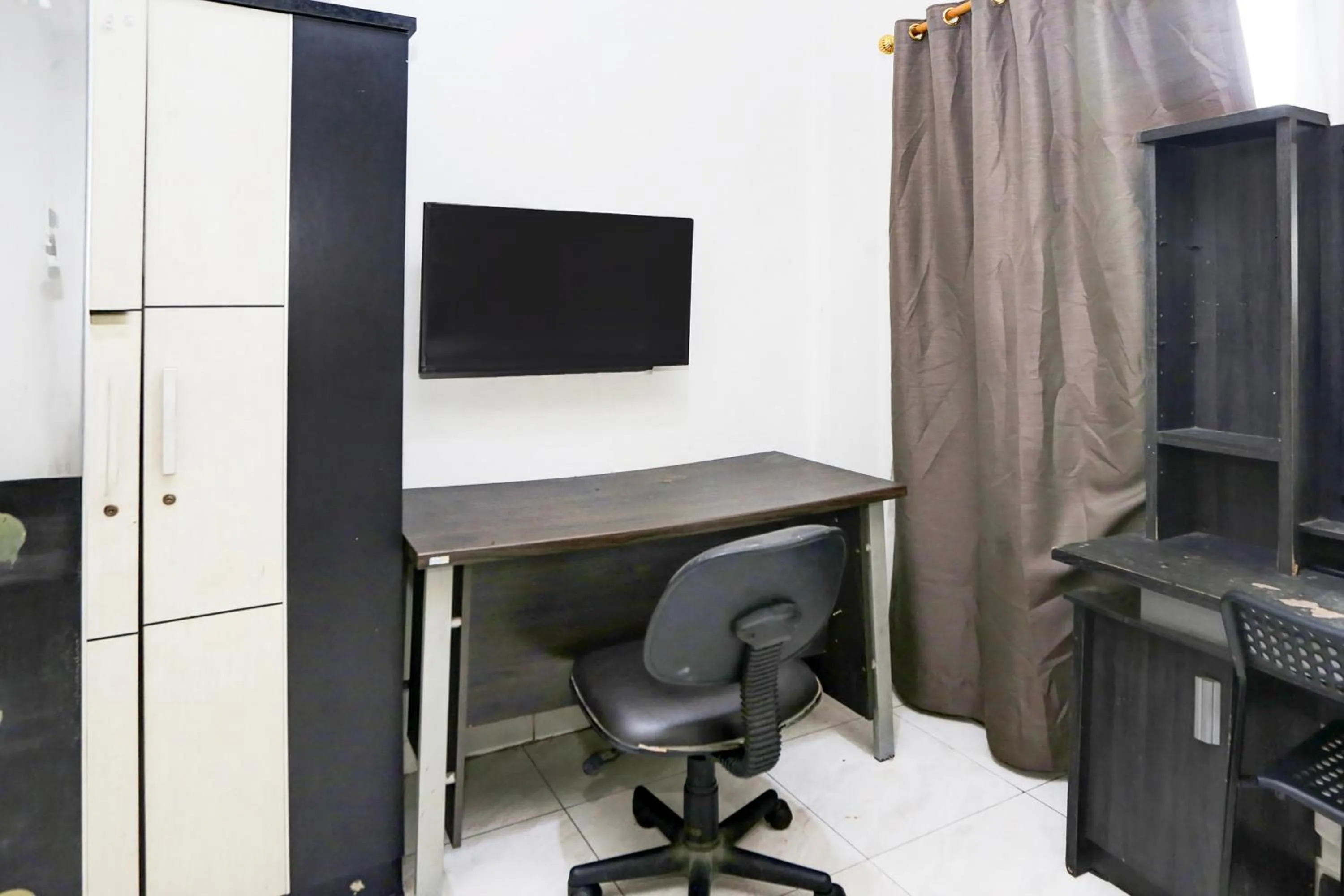 Bedroom in Collection O Tangerang Near Garuda Training Center