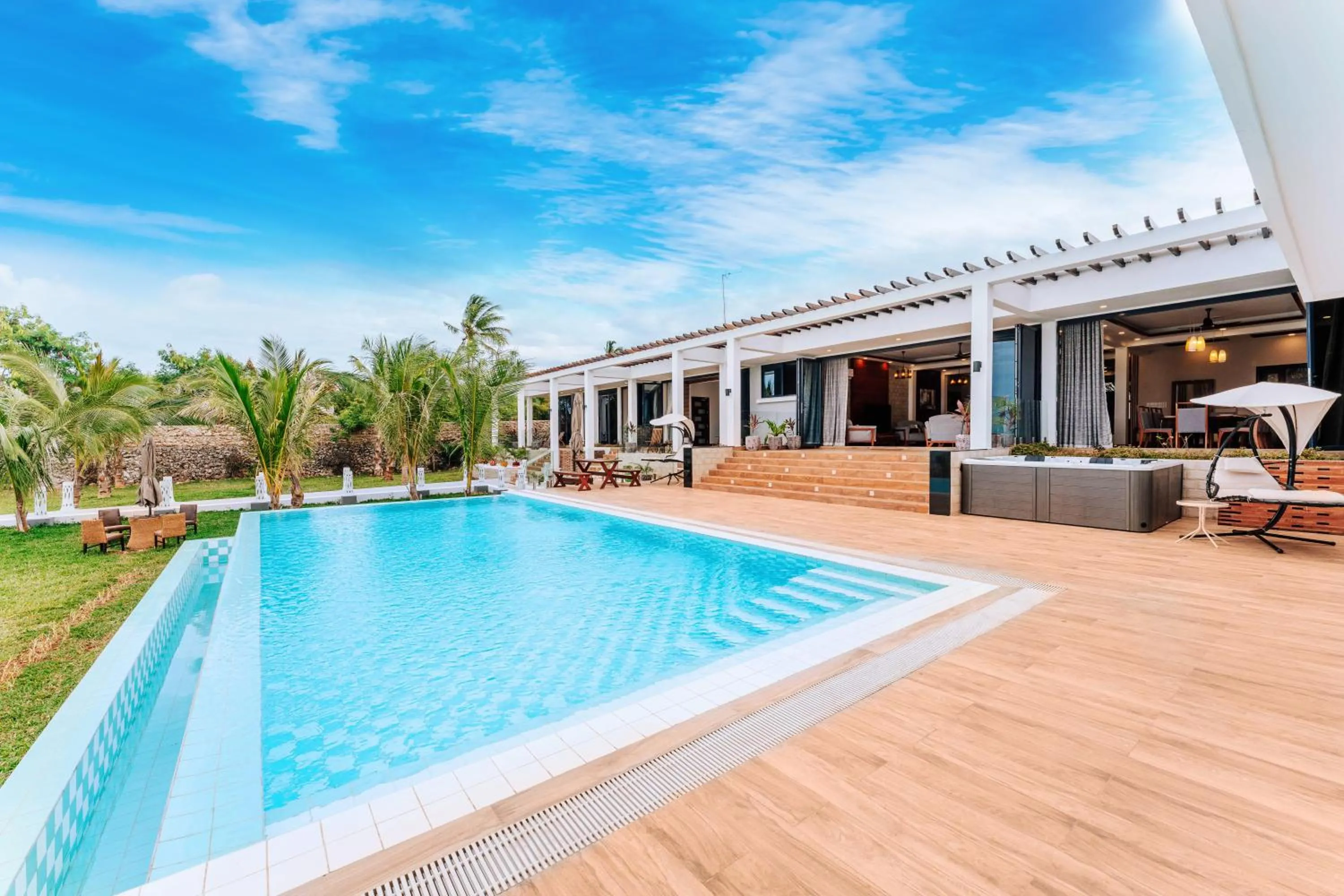 Swimming pool in Blue Ocean Resort & Residences