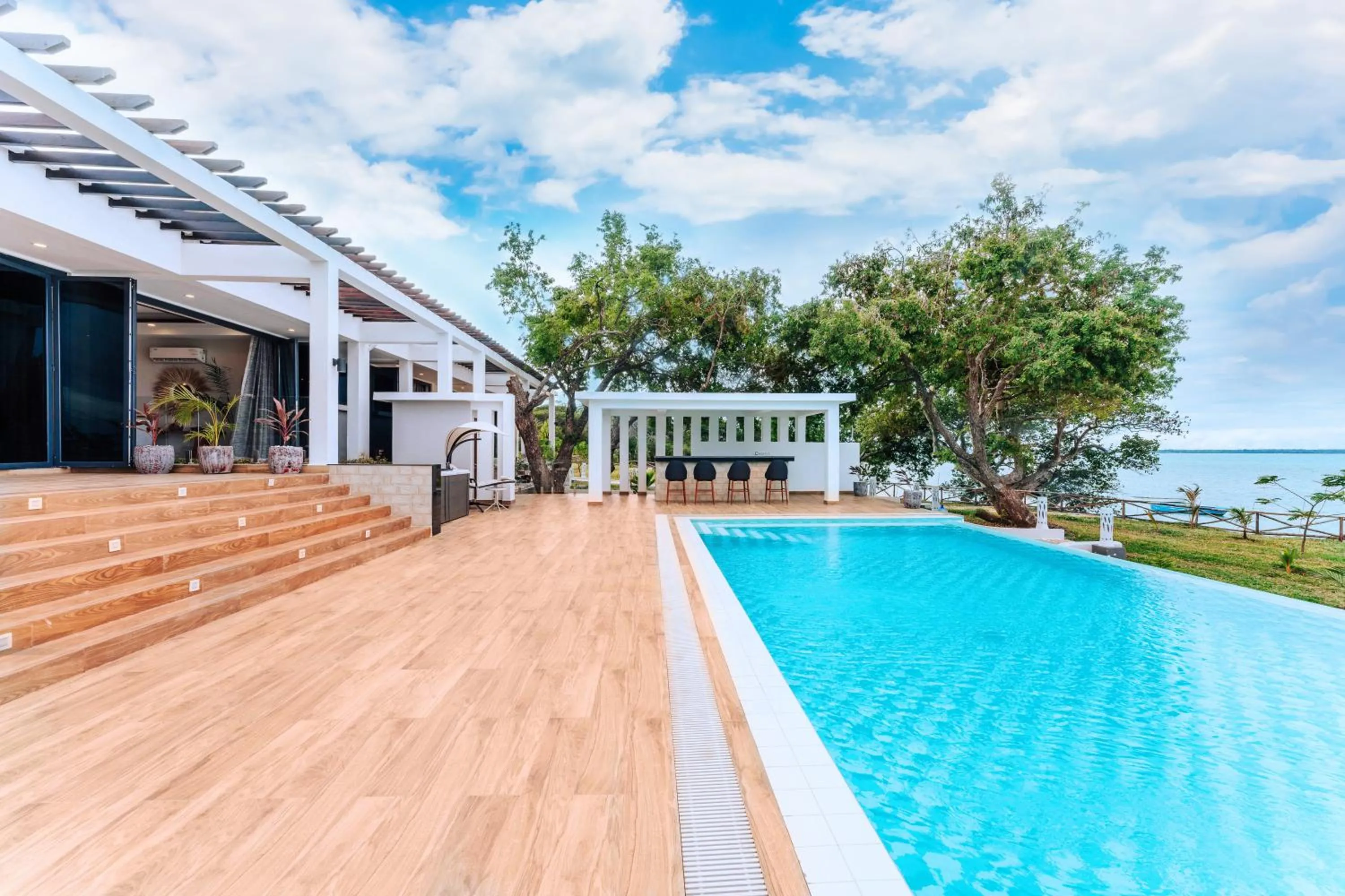 Swimming pool in Blue Ocean Resort & Residences