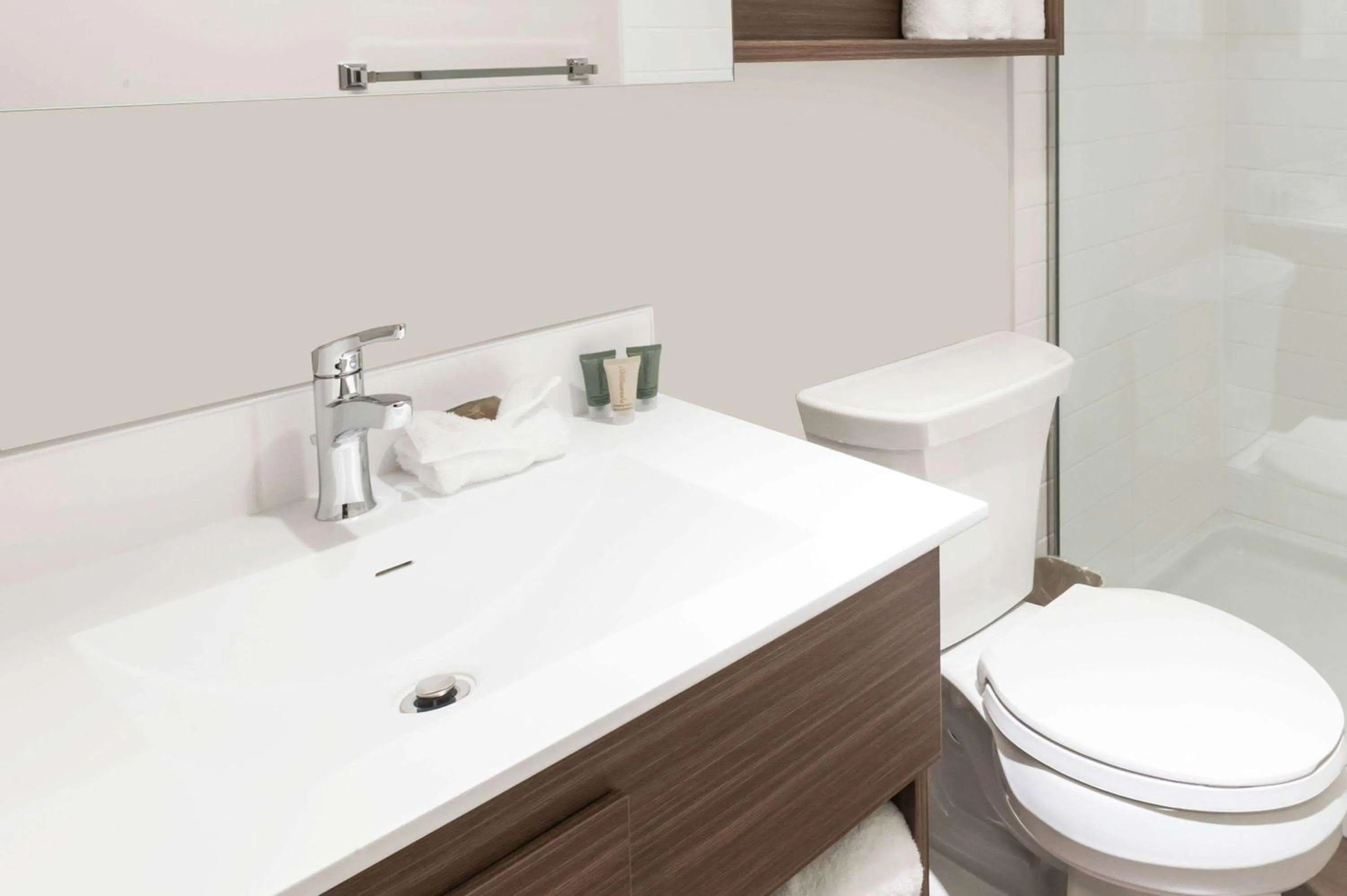 TV and multimedia in Microtel Inn & Suites by Wyndham Fort Saint John