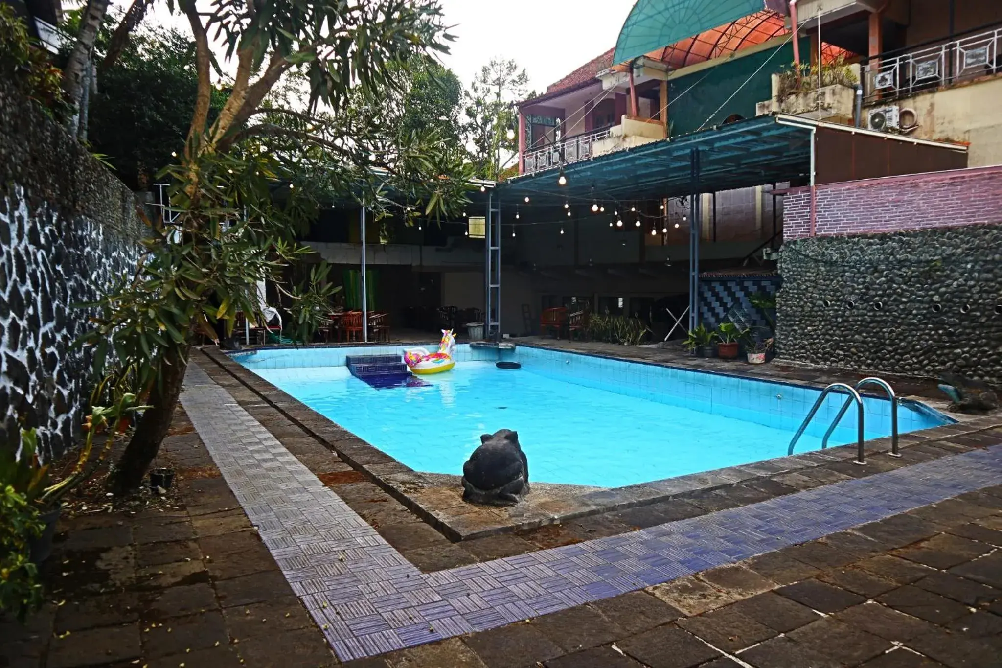 Swimming pool in PLUM Hotel Palereman Batu Swimming pool in PLUM Hotel Palereman Batu