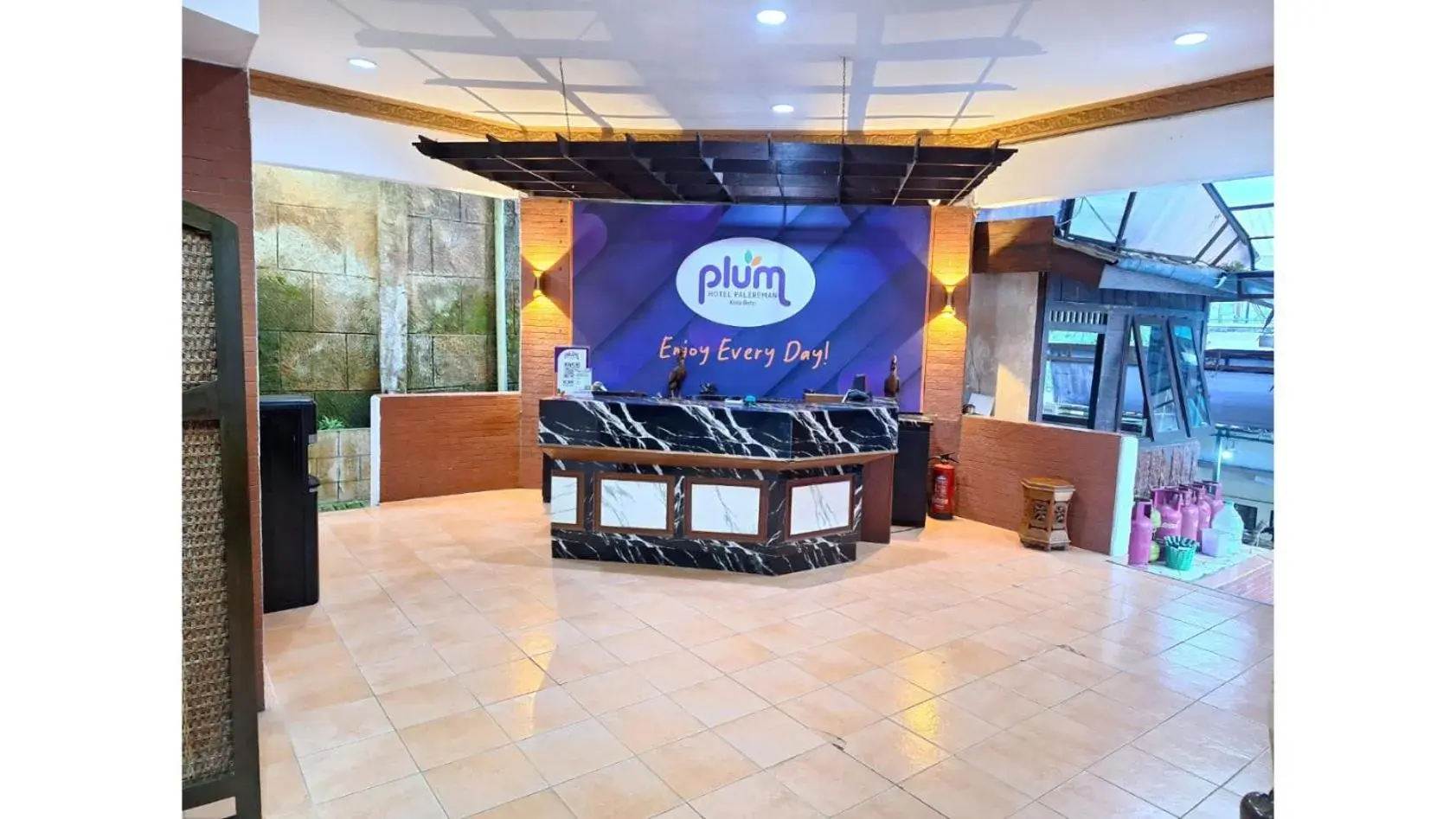 Lobby or reception in PLUM Hotel Palereman Batu Lobby or reception in PLUM Hotel Palereman Batu
