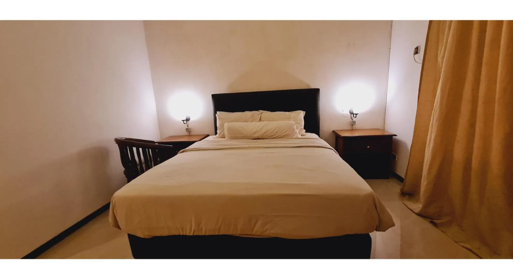 Bed in PLUM Hotel Palereman Batu