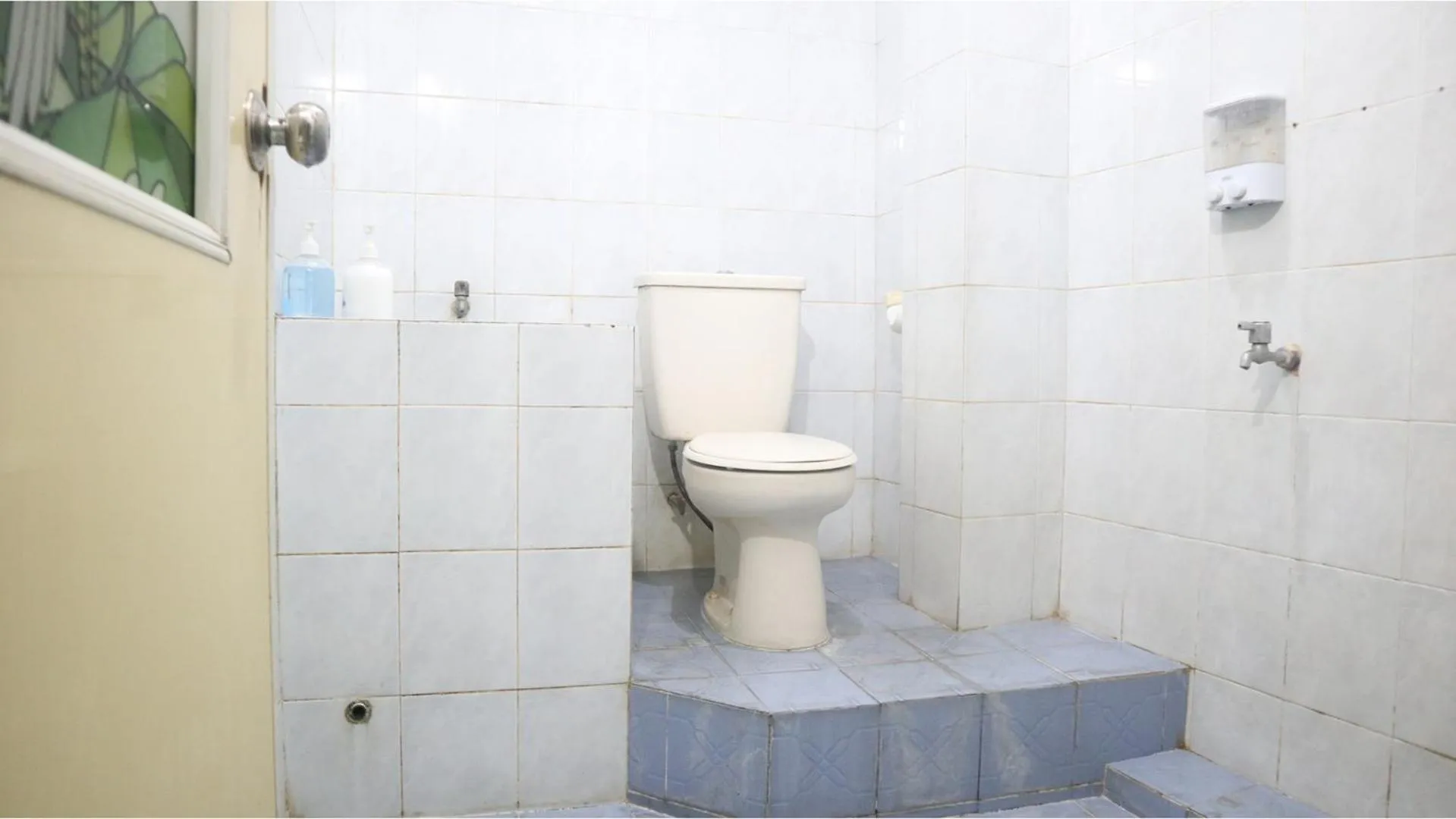 Bathroom in PLUM Hotel Palereman Batu