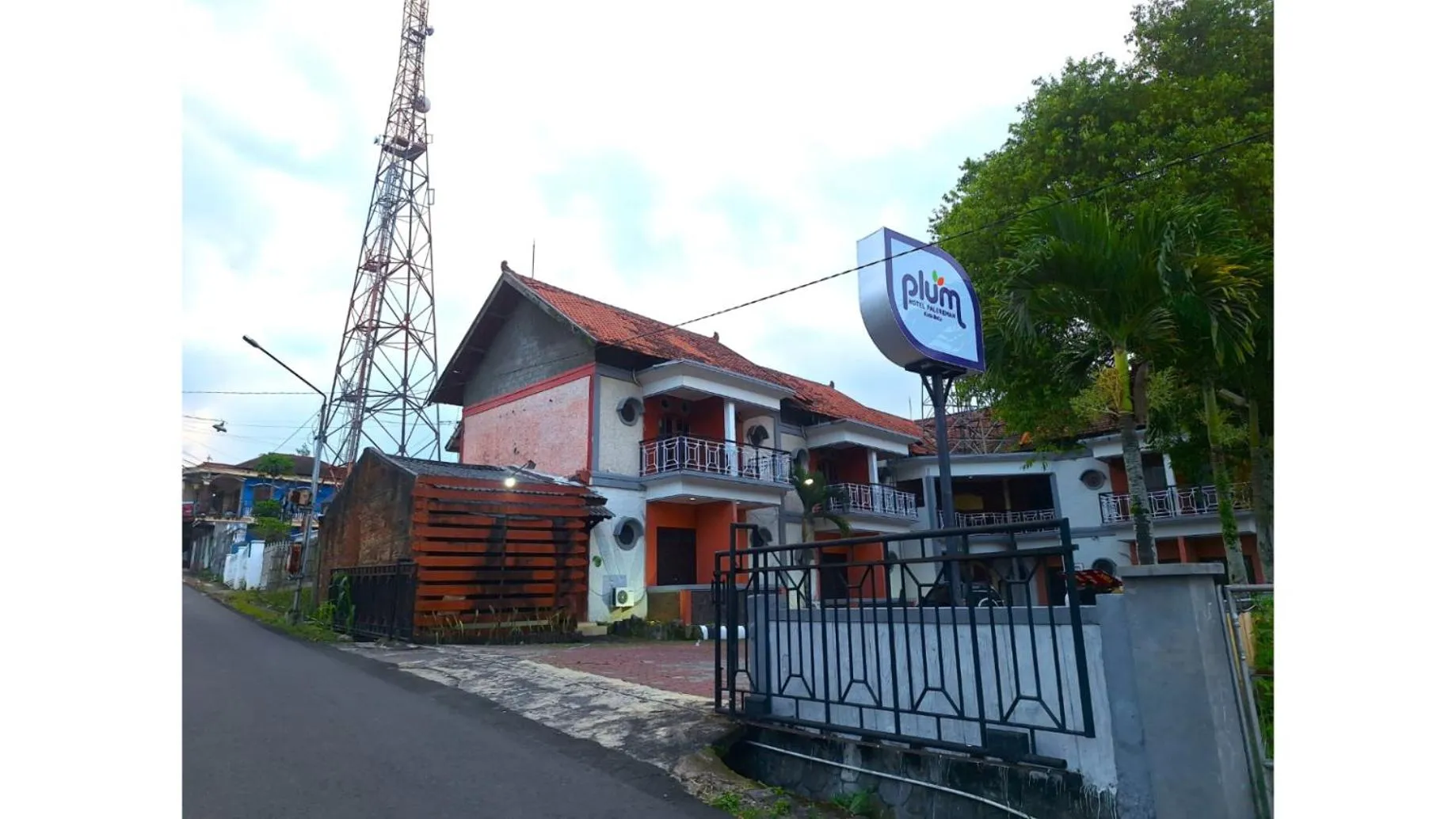 Facade/entrance in PLUM Hotel Palereman Batu