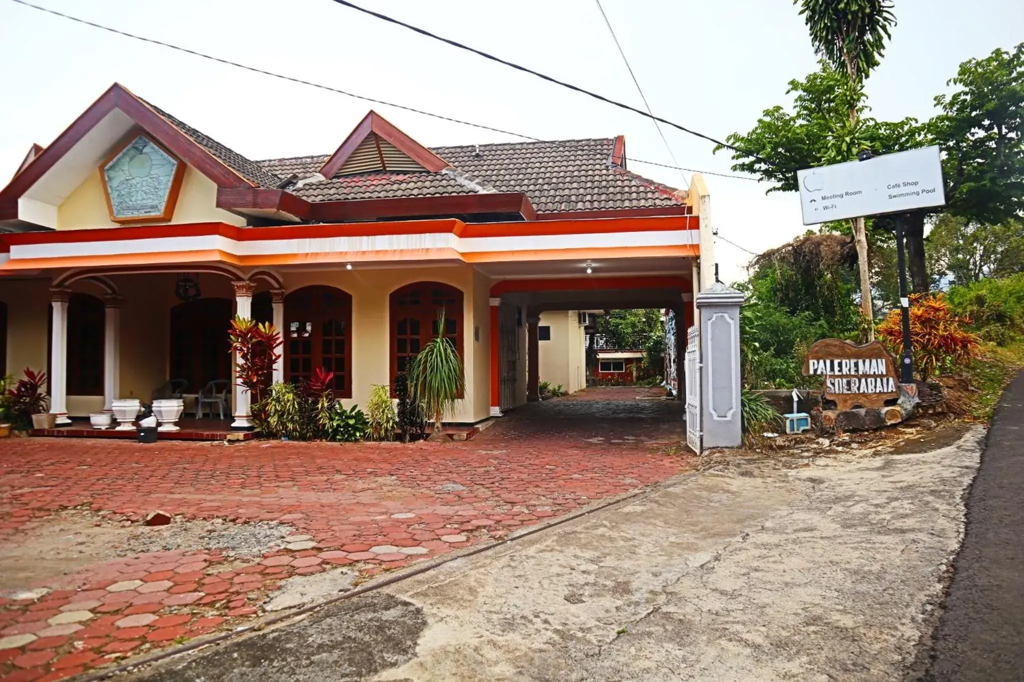 Property building in PLUM Hotel Palereman Batu Property building in PLUM Hotel Palereman Batu