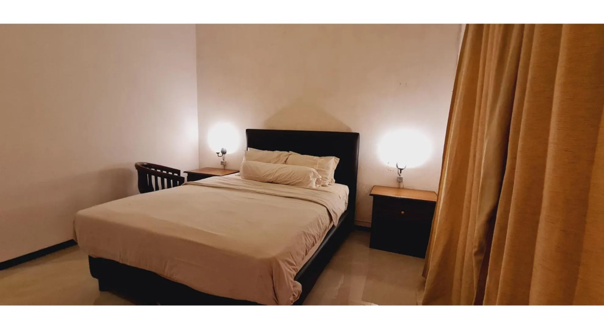 Bed in PLUM Hotel Palereman Batu