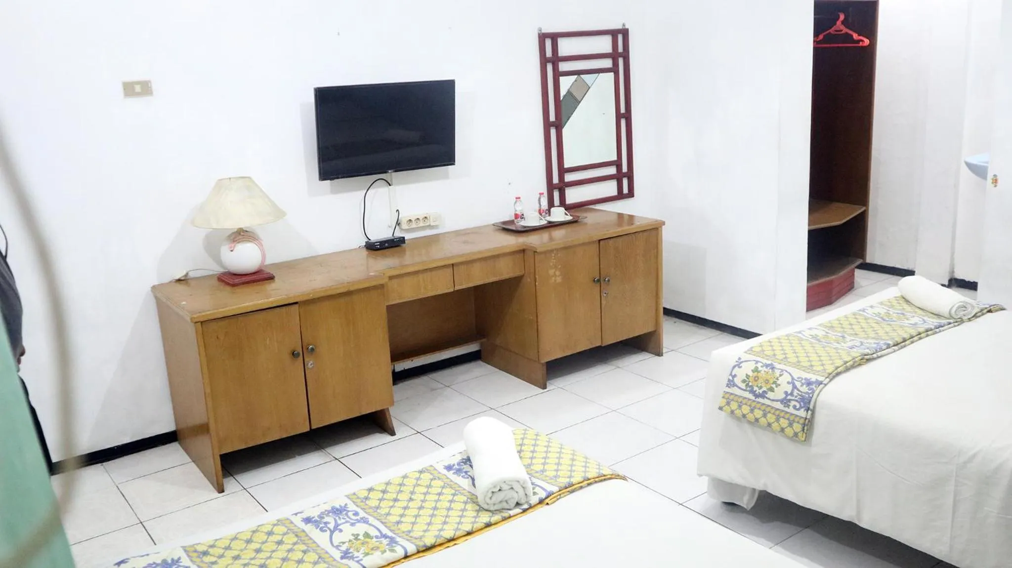 Superior Twin Room in PLUM Hotel Palereman Batu