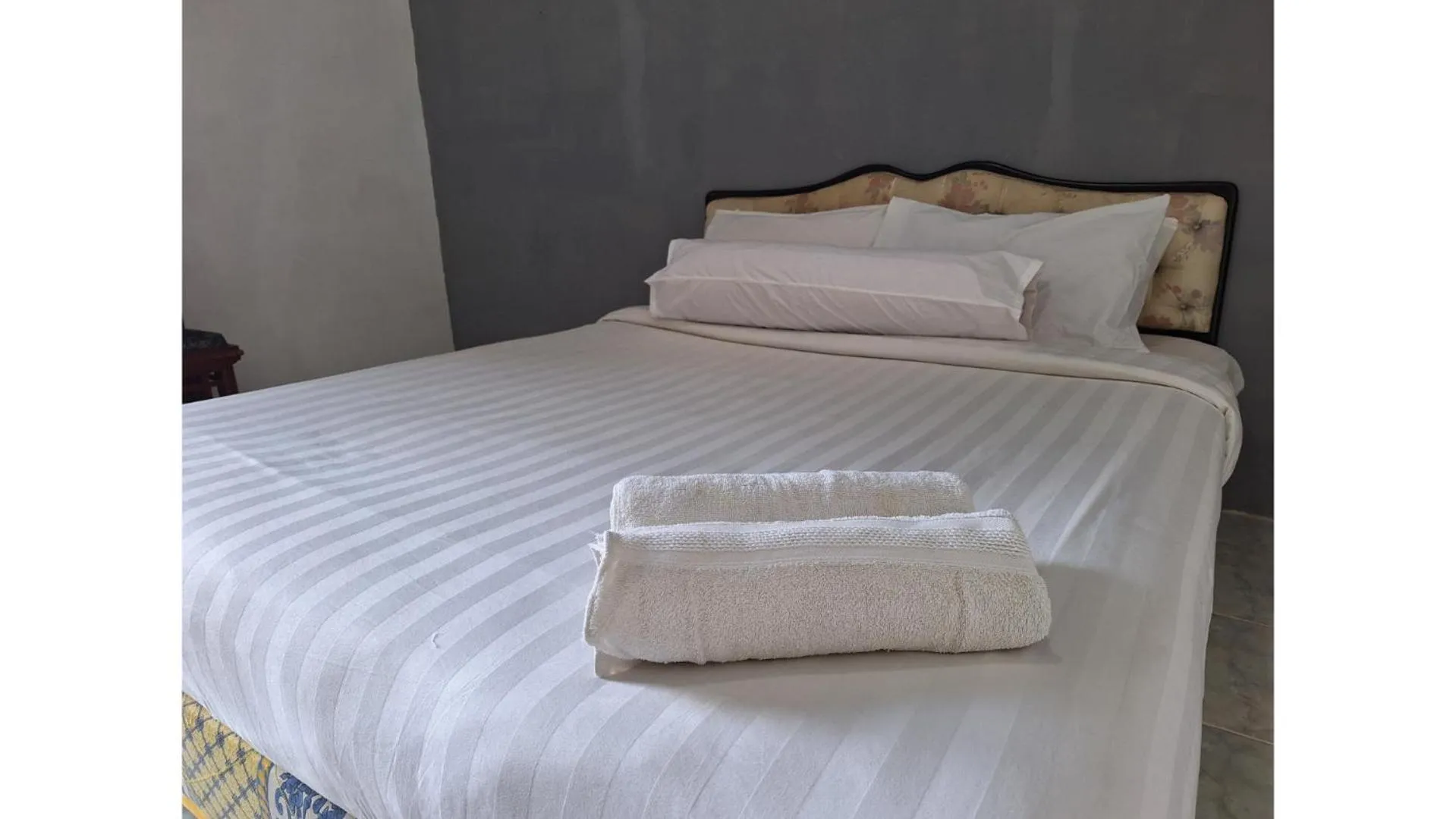 Bed in PLUM Hotel Palereman Batu
