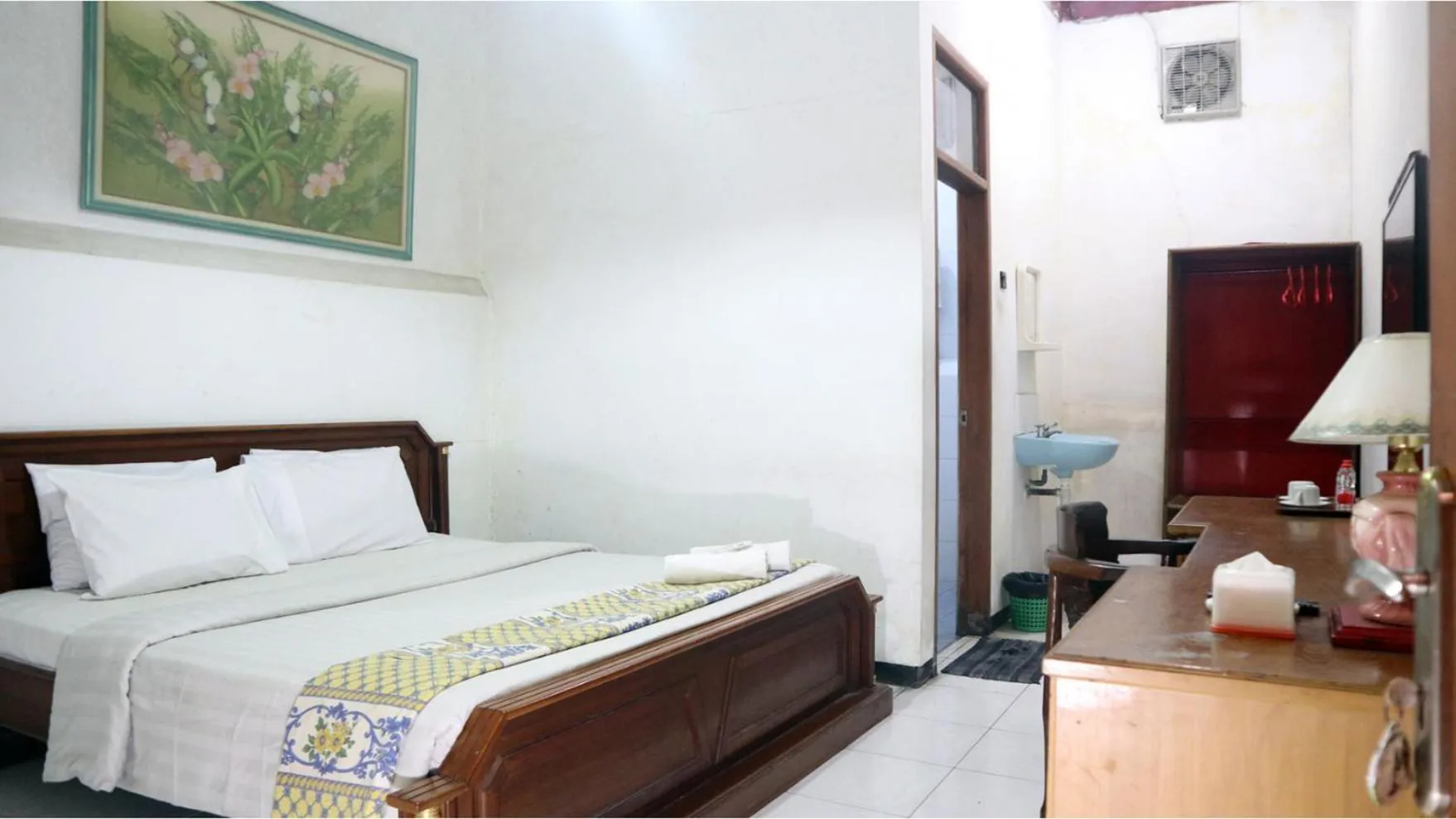 Photo of the whole room, Bed in PLUM Hotel Palereman Batu