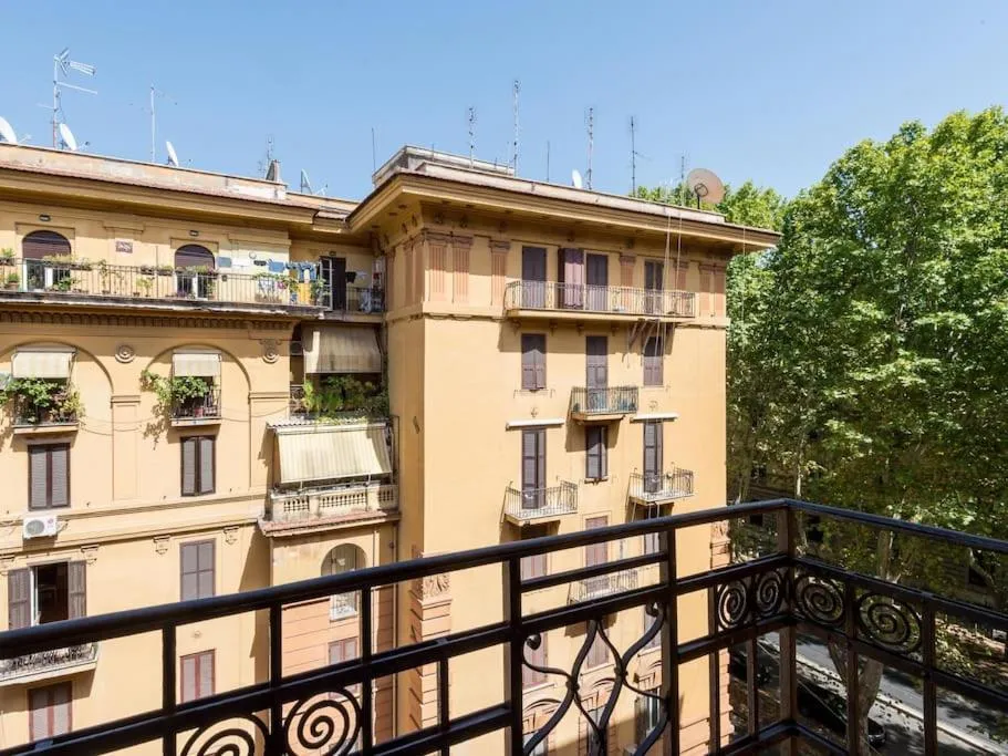 Vatican Comfortable Sunny Apartment