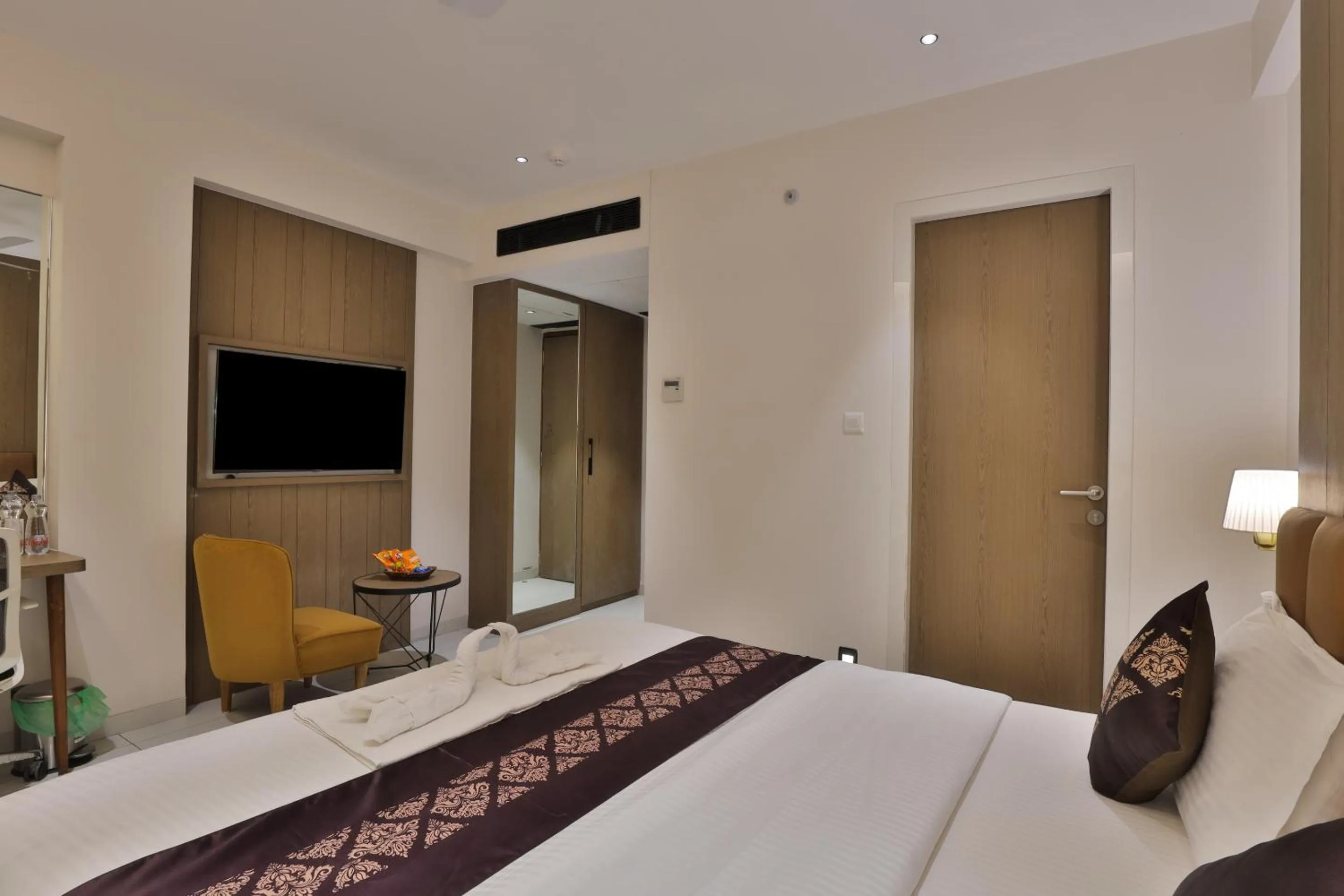 Communal lounge/ TV room, Bed in Hotel Bawa Inn