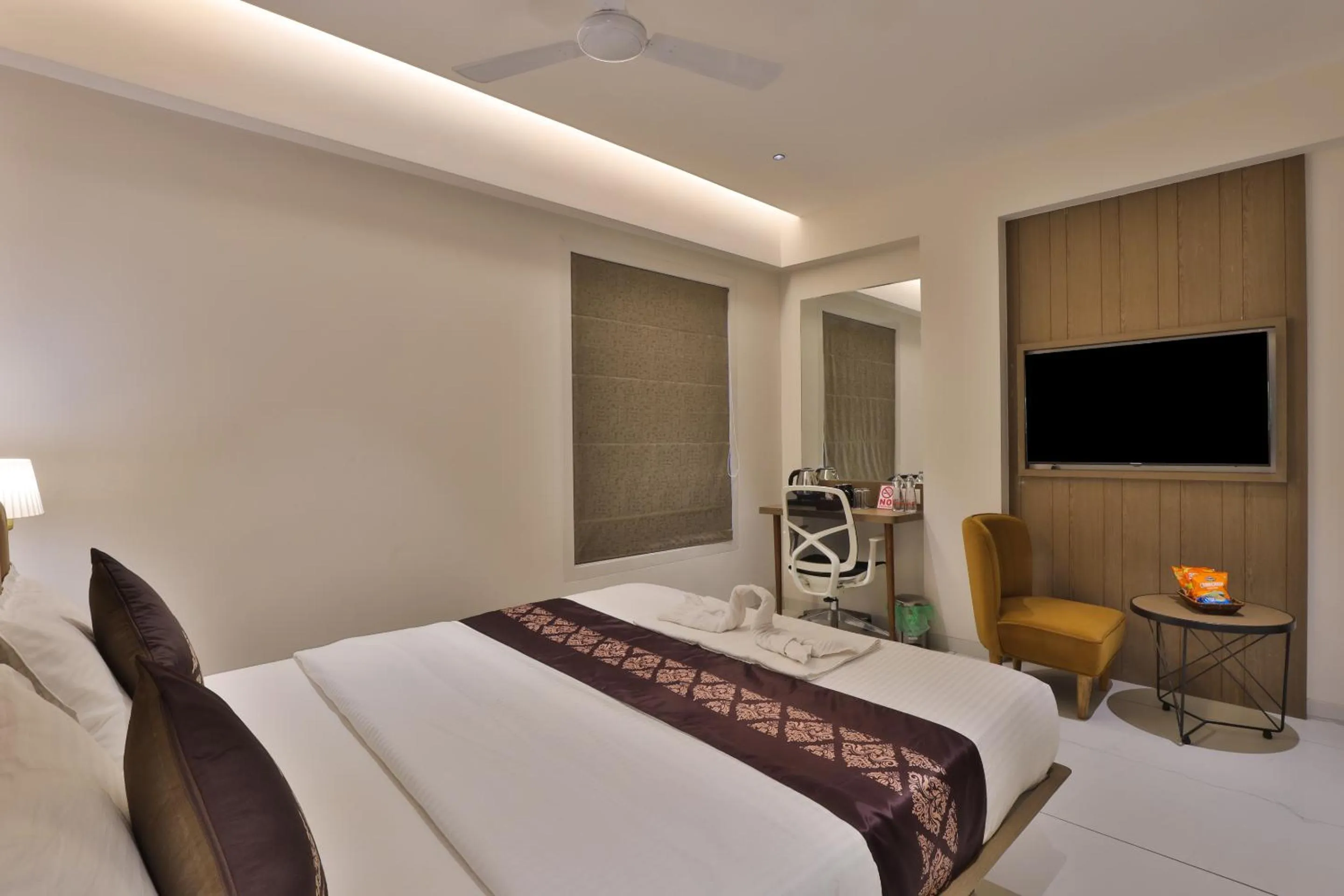 Communal lounge/ TV room, Bed in Hotel Bawa Inn