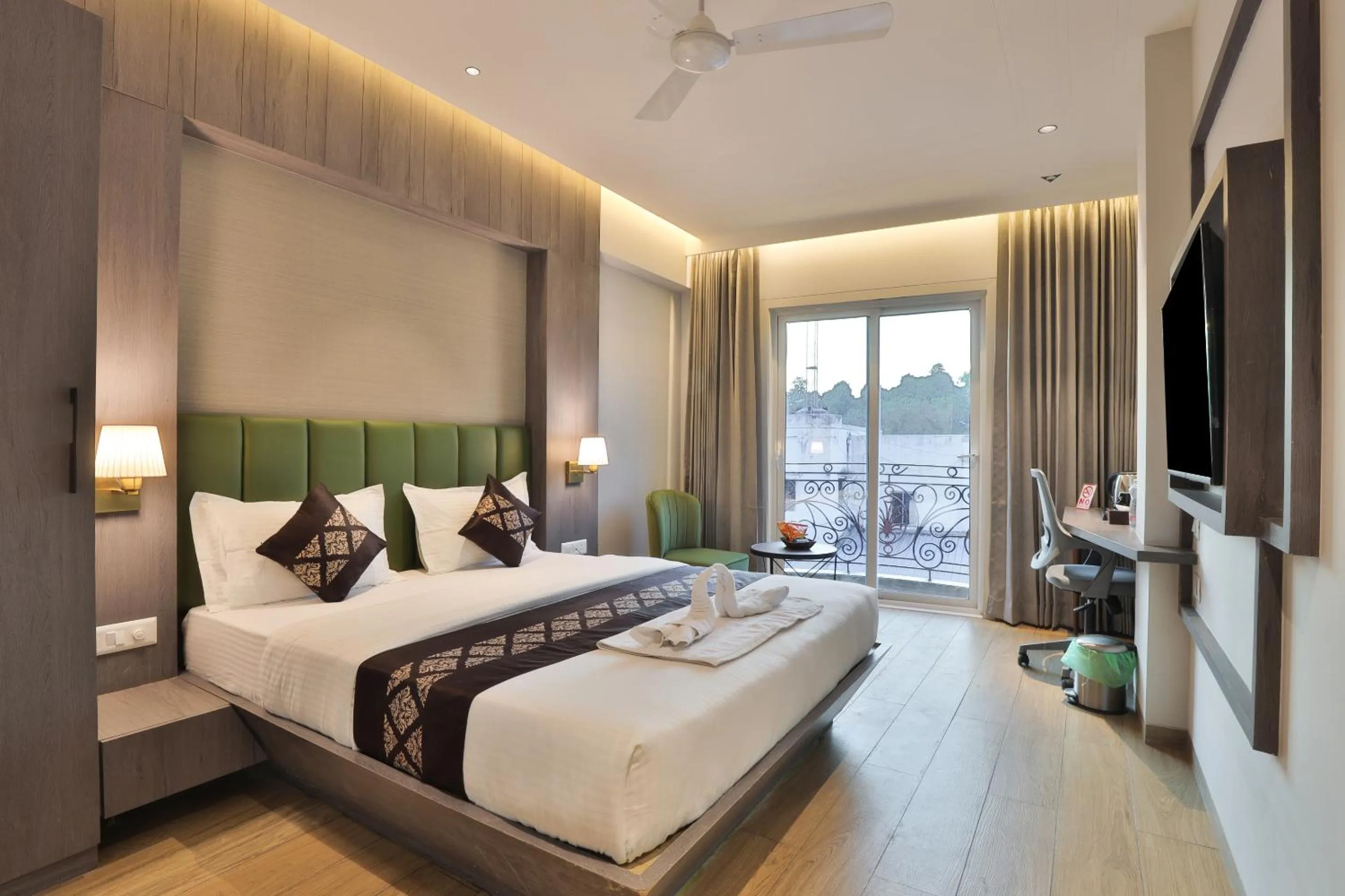 Communal lounge/ TV room, Bed in Hotel Bawa Inn