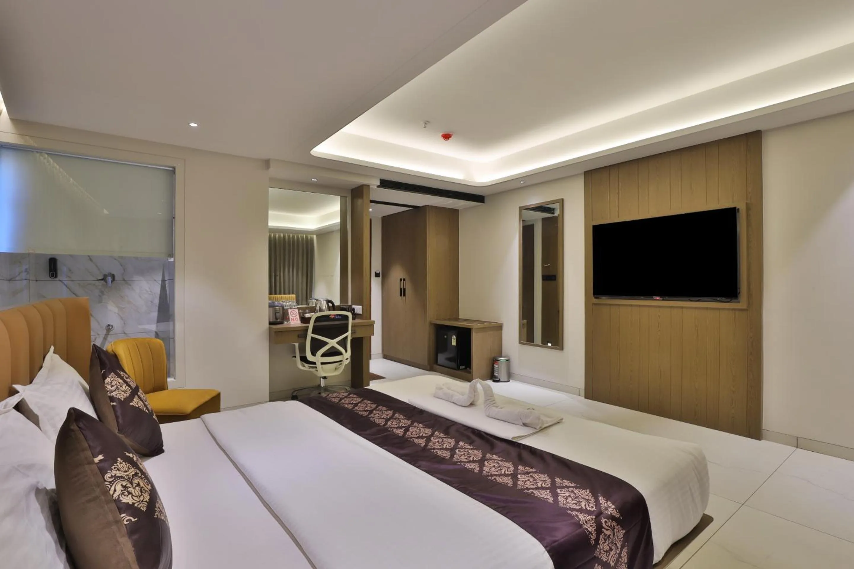 Communal lounge/ TV room, Bed in Hotel Bawa Inn