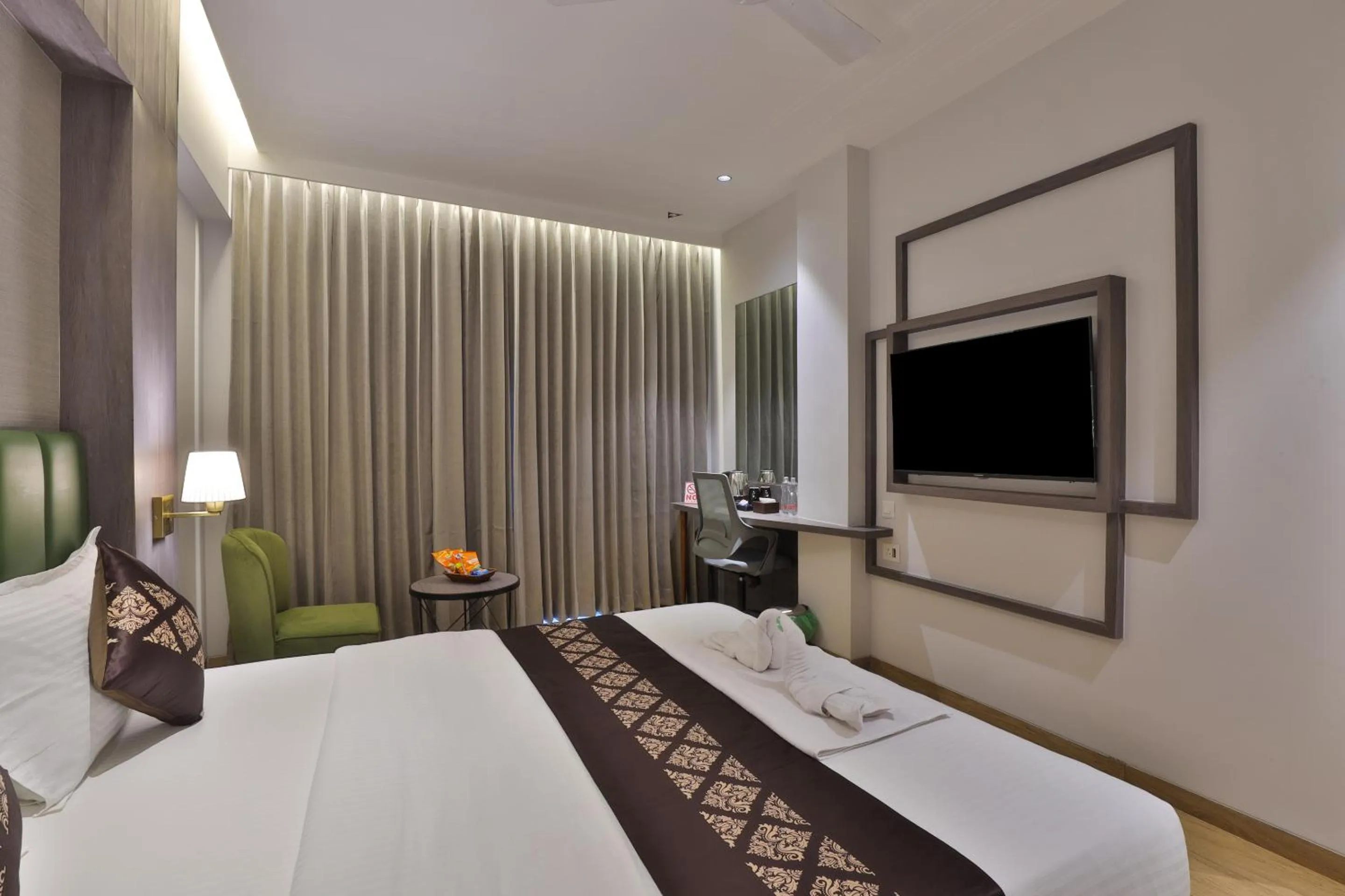 Communal lounge/ TV room, Bed in Hotel Bawa Inn