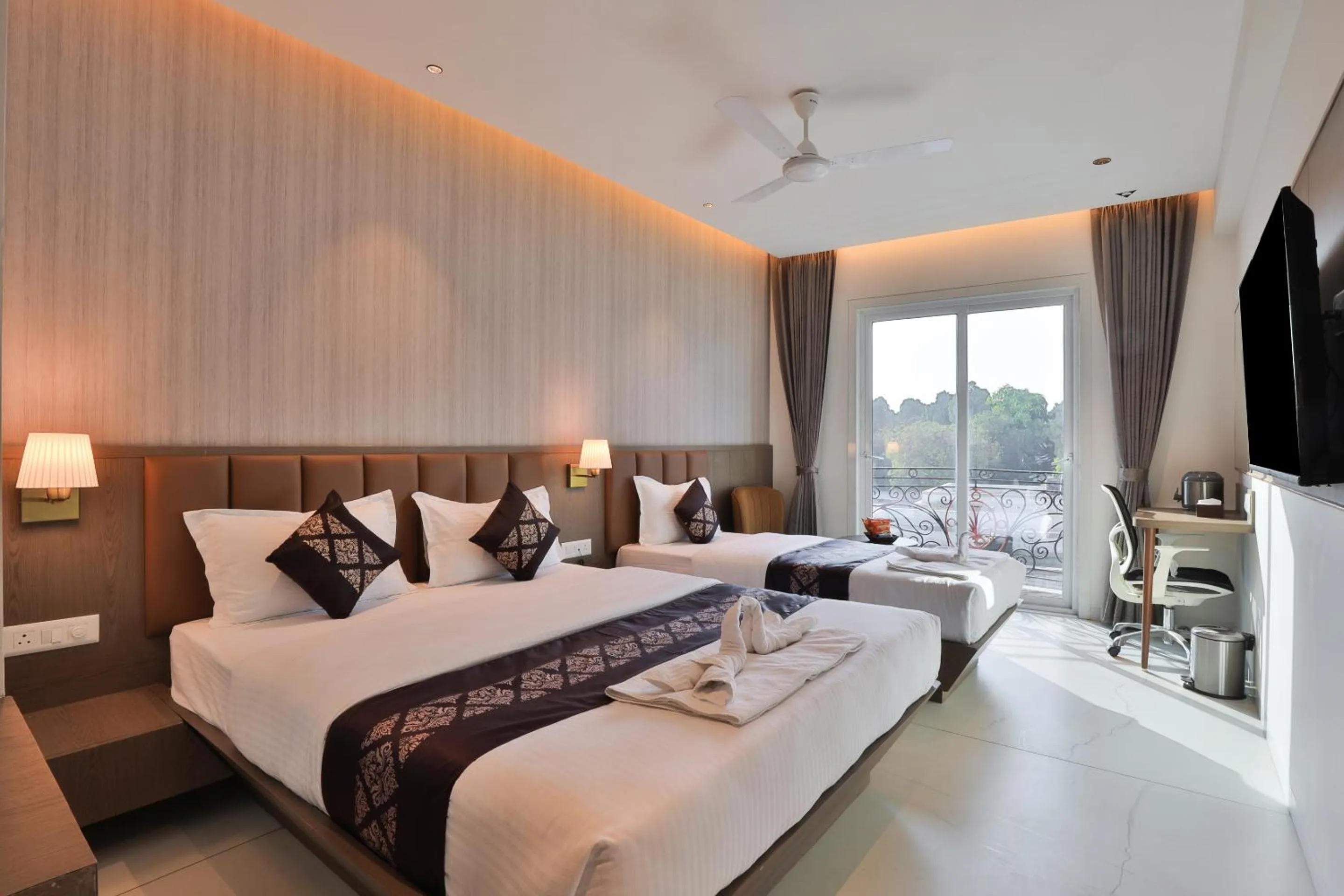 Communal lounge/ TV room, Bed in Hotel Bawa Inn