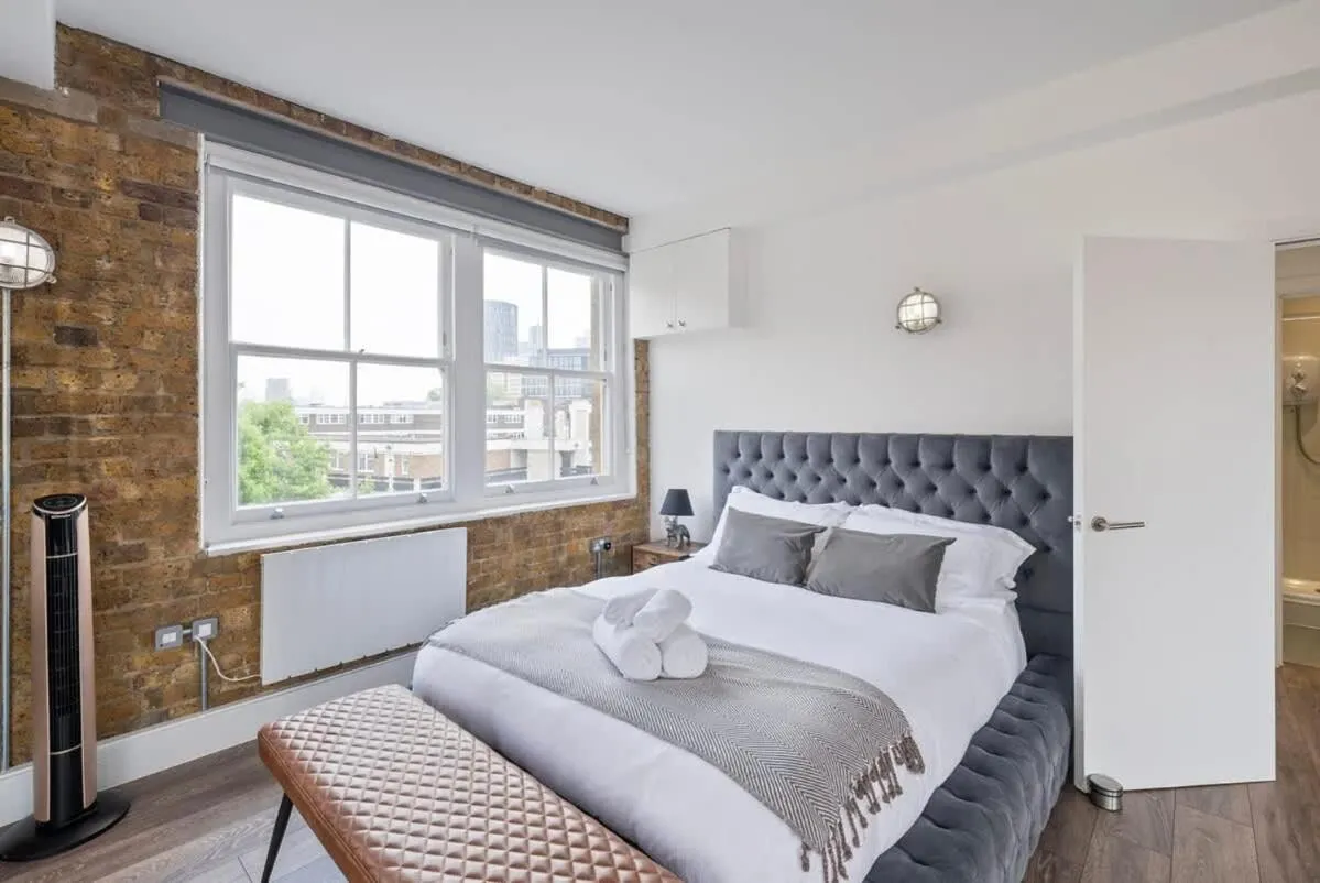 Large 1 bedroom studio in Old St