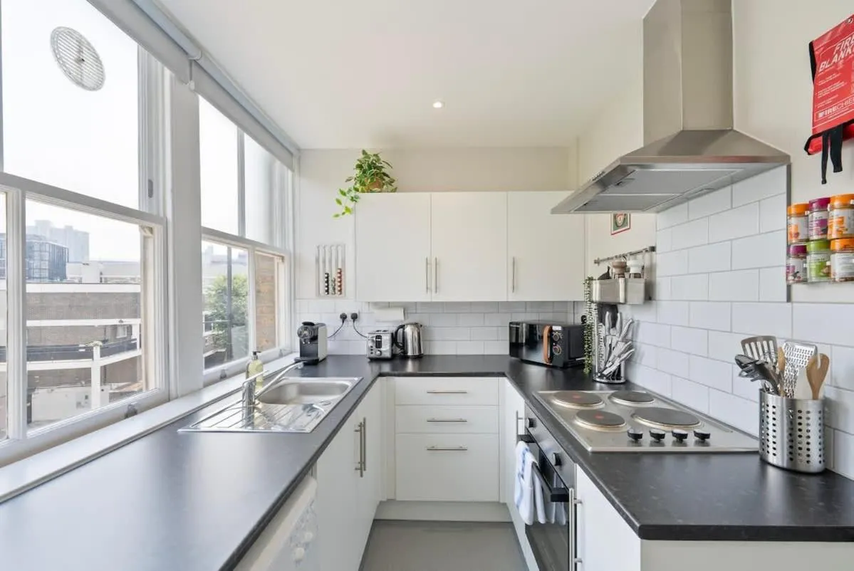 Large 1 bedroom studio in Old St
