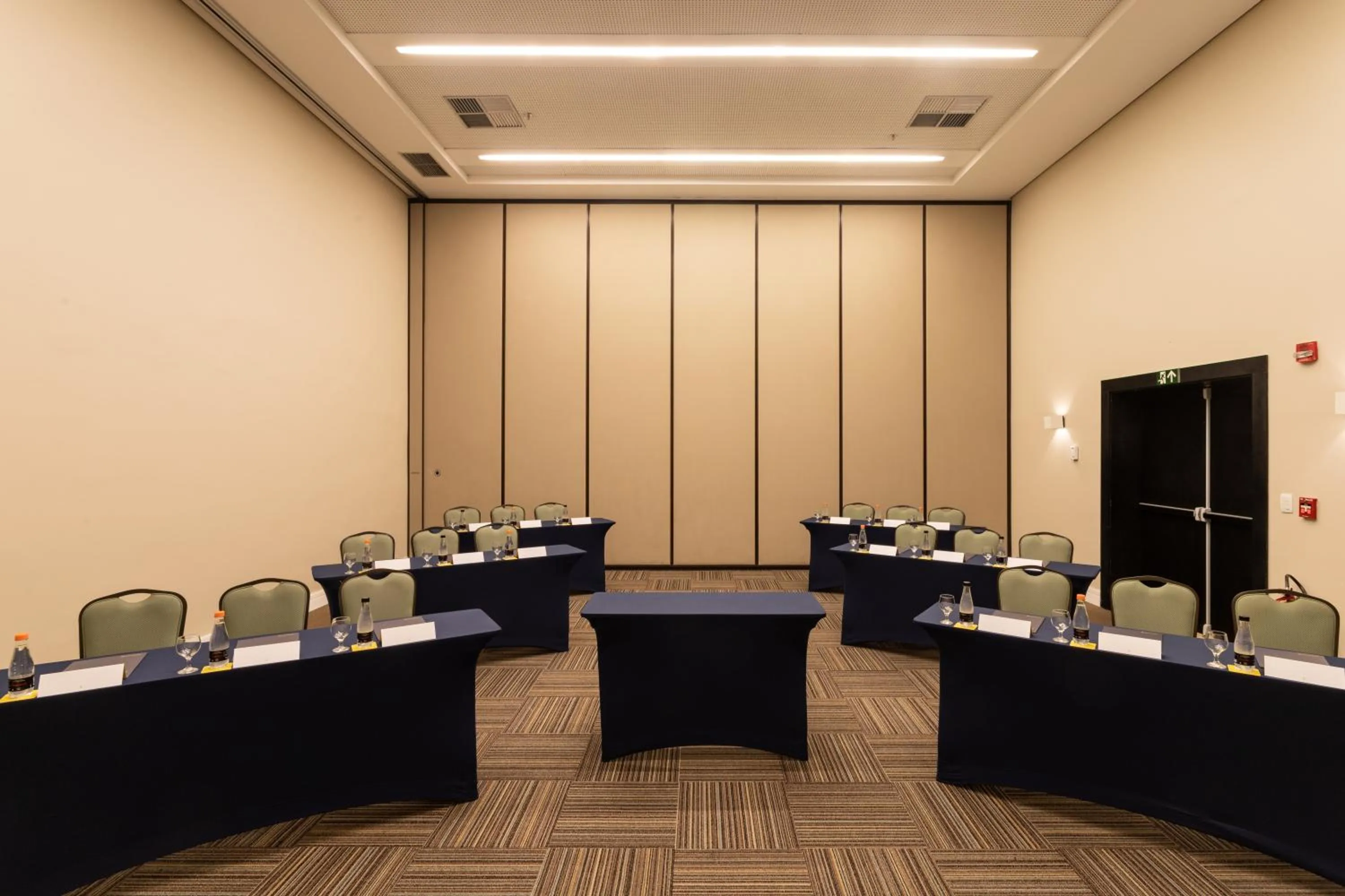 Meeting/conference room in Golden Tulip São José dos Campos