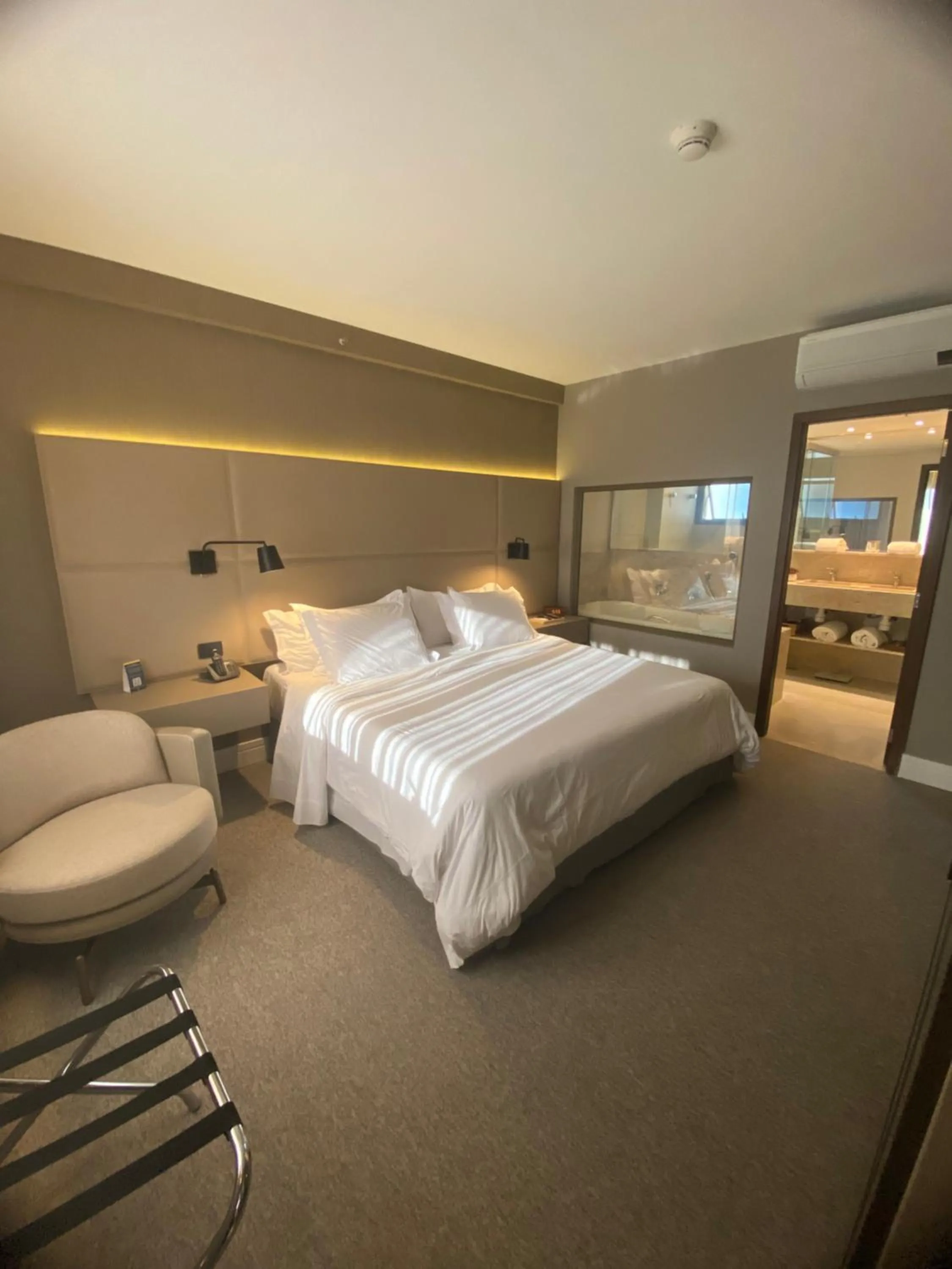 Photo of the whole room, Bed in Golden Tulip São José dos Campos