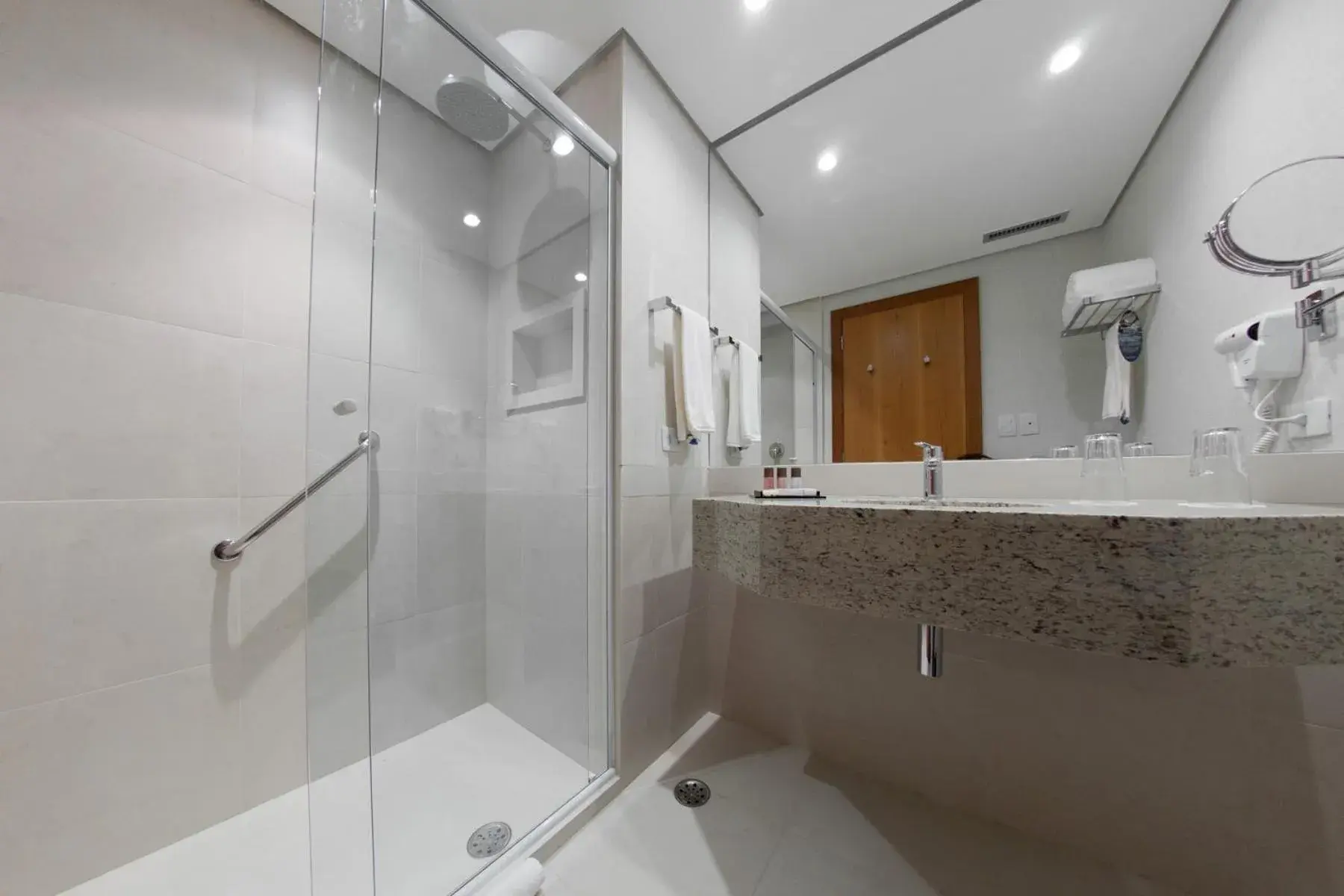 Bathroom in Golden Tulip São José dos Campos Bathroom in Golden Tulip São José dos Campos