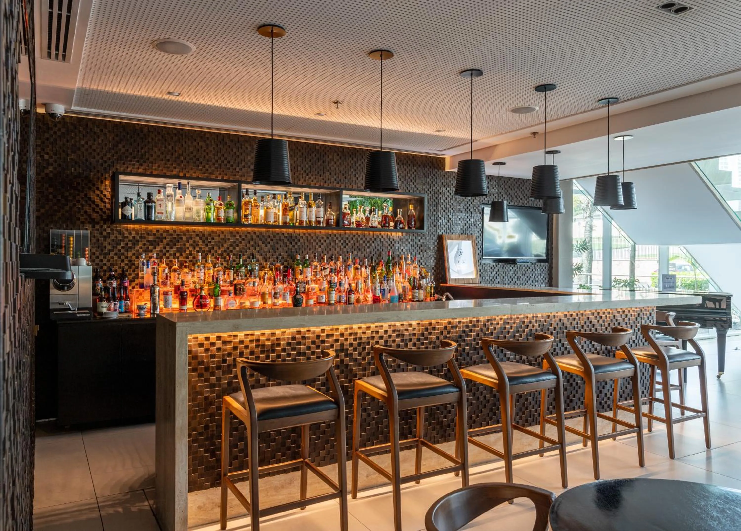 Lounge or bar in Golden Tulip São José dos Campos