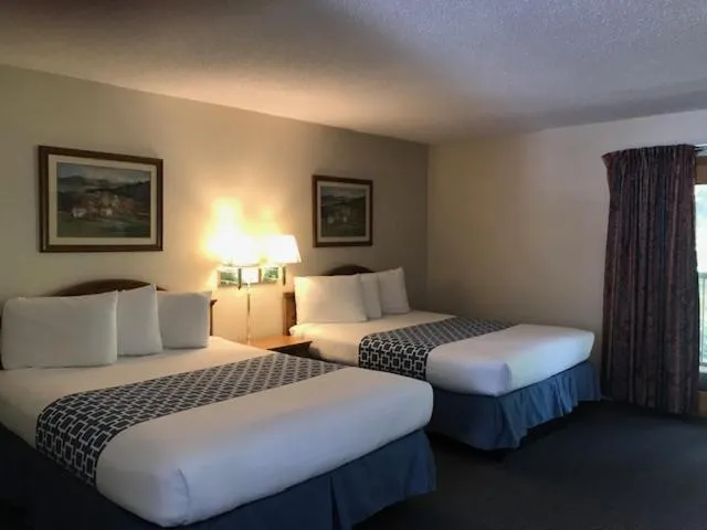 Bed in Four Seasons Inn