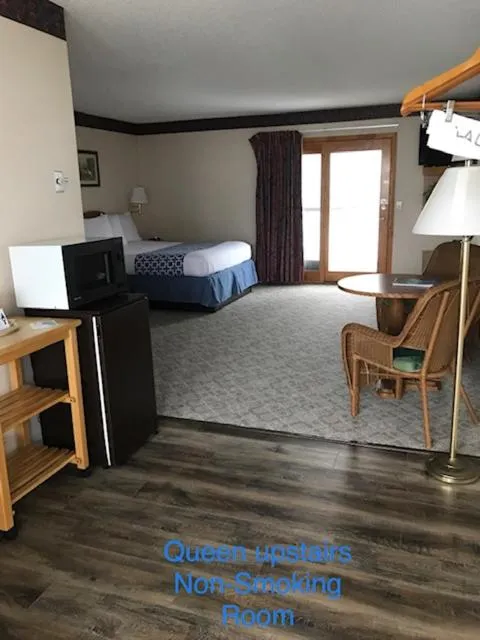 Bed in Four Seasons Inn