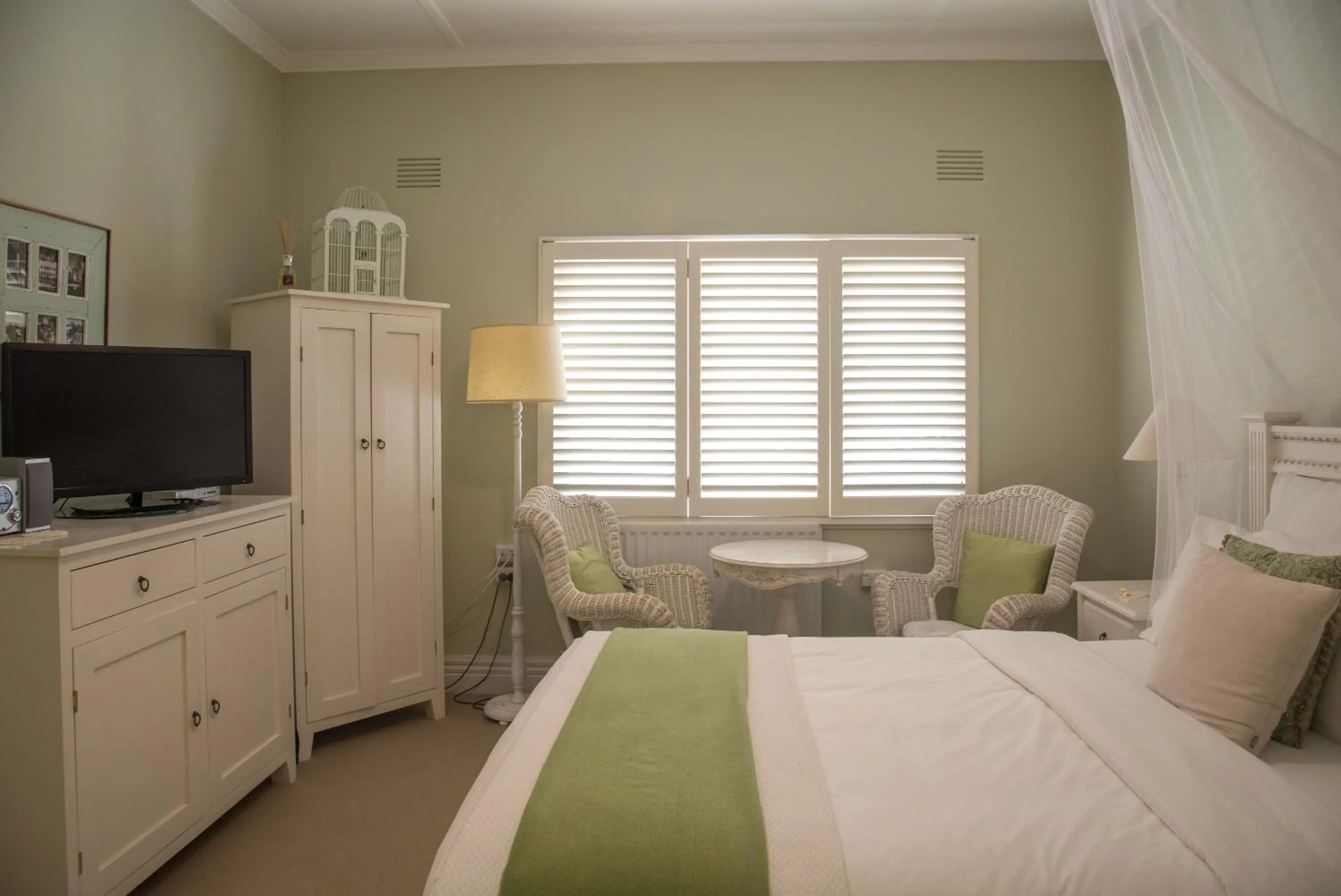 Bedroom, Bed in Plantation House at Whitecliffs Bed and Breakfast