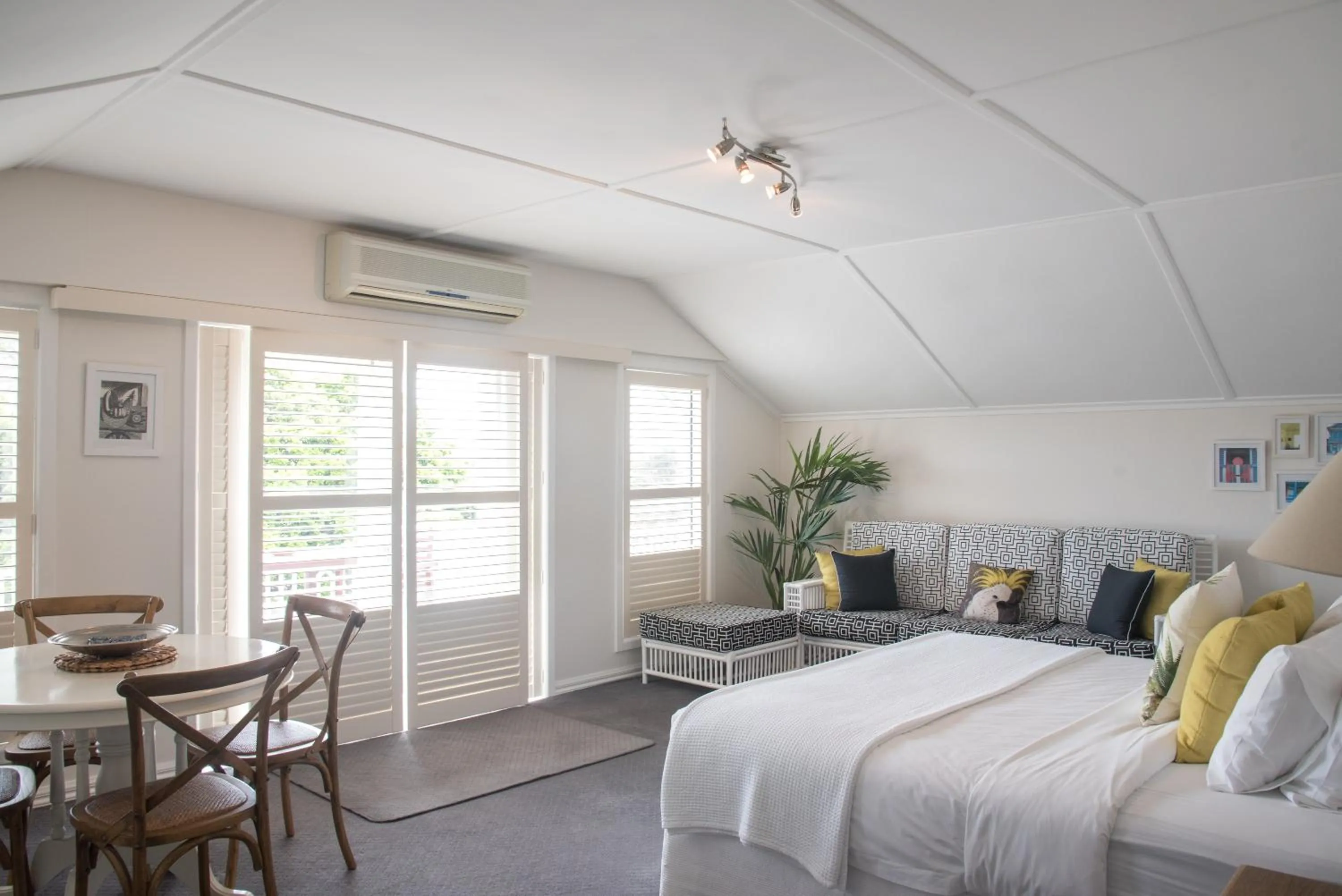 Living room, Bed in Plantation House at Whitecliffs Bed and Breakfast