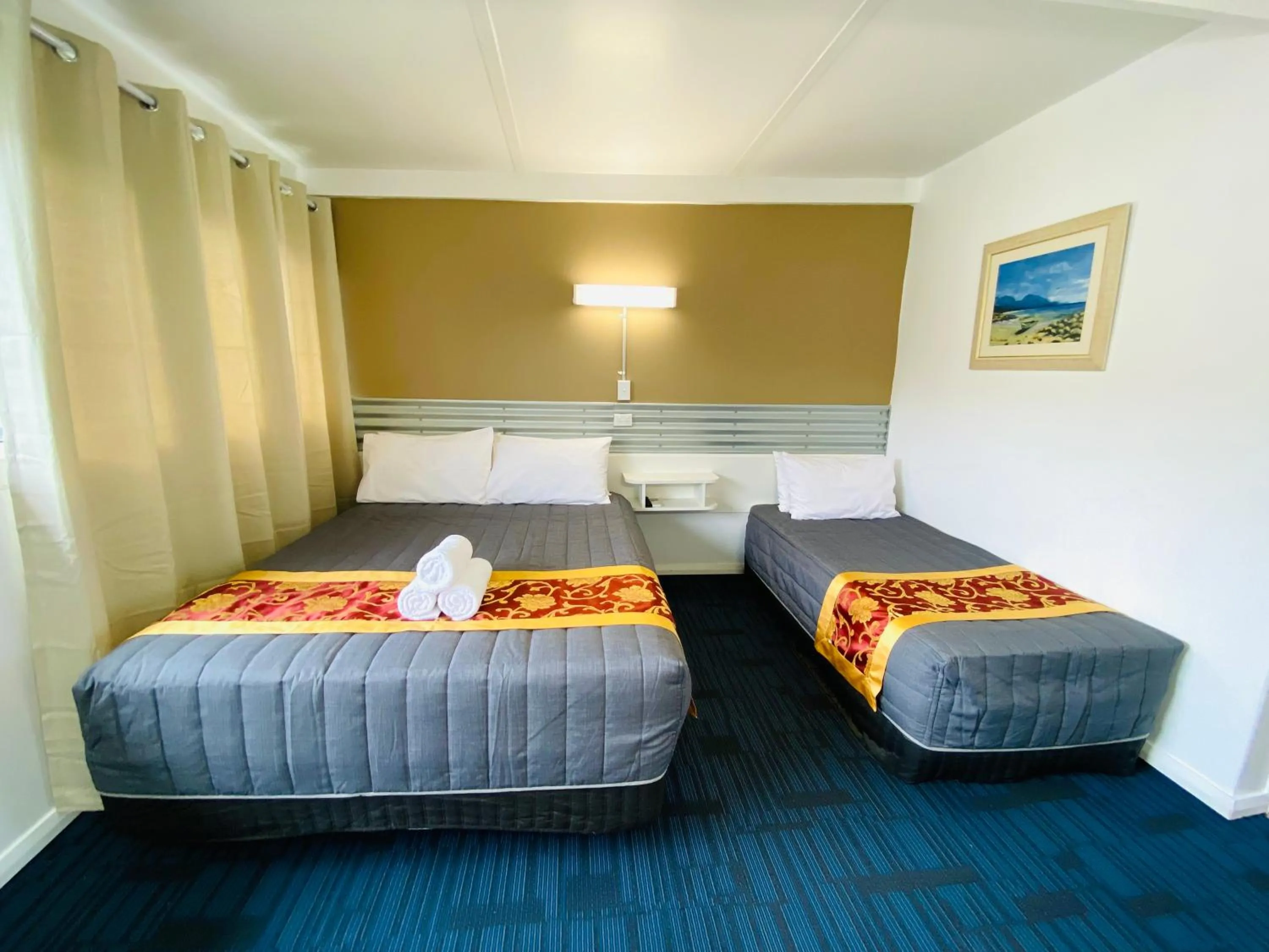 Bedroom, Bed in Mid Valley Motel