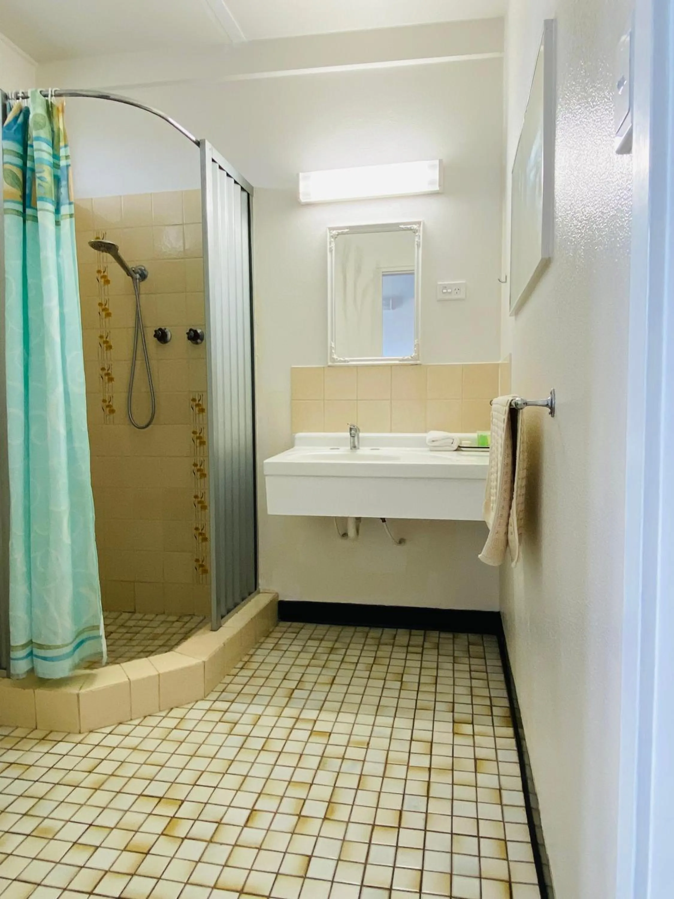 Bathroom in Mid Valley Motel